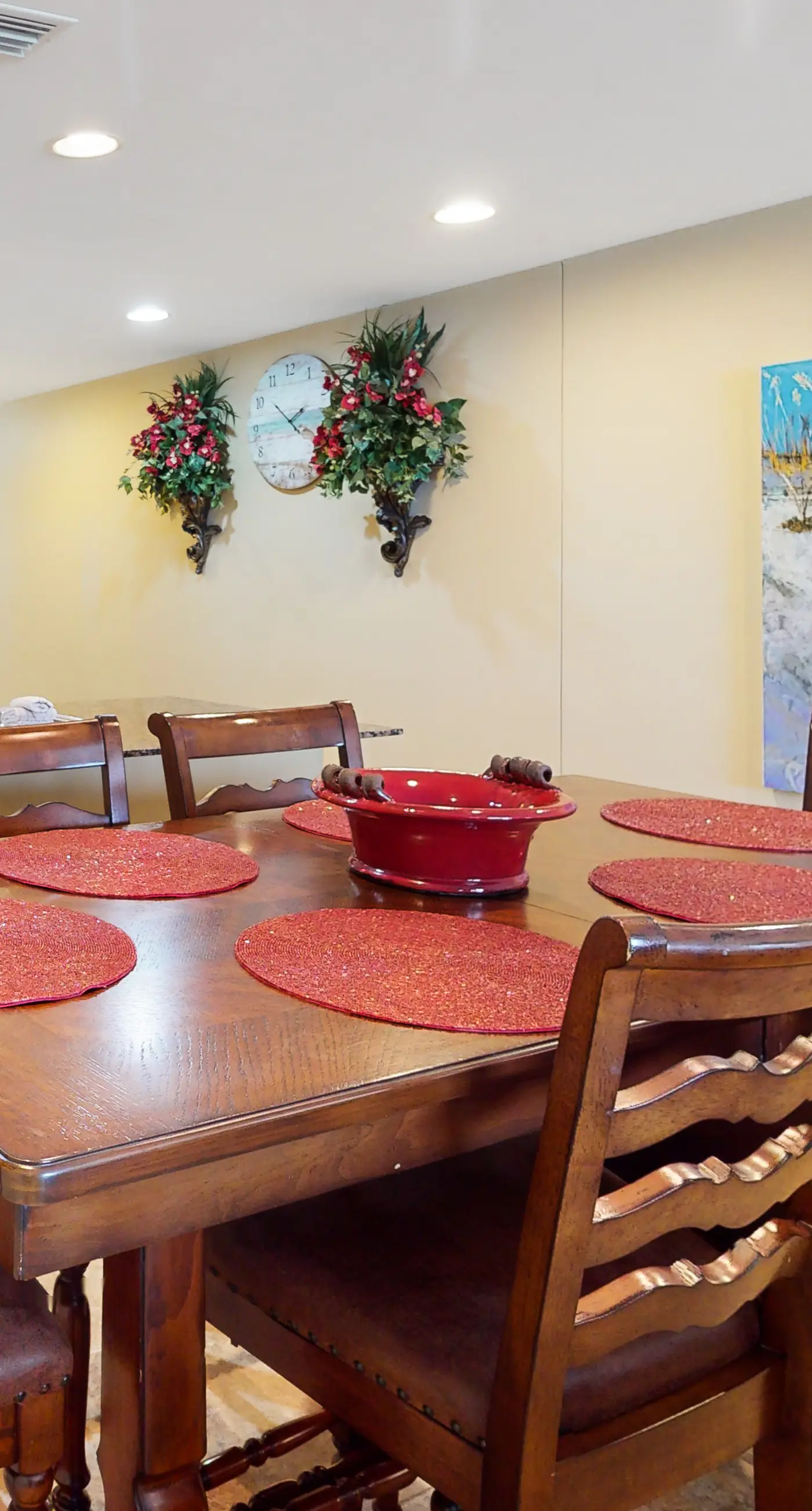 Beautiful condo located on the beach - close to attractions, pool & Hot tub