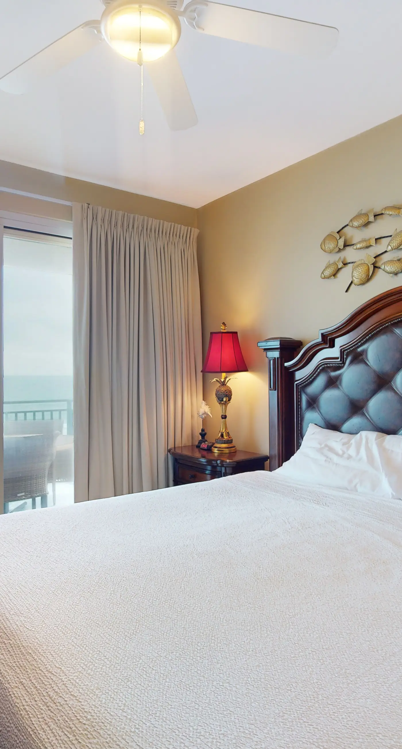 Beautiful condo located on the beach - close to attractions, pool & Hot tub