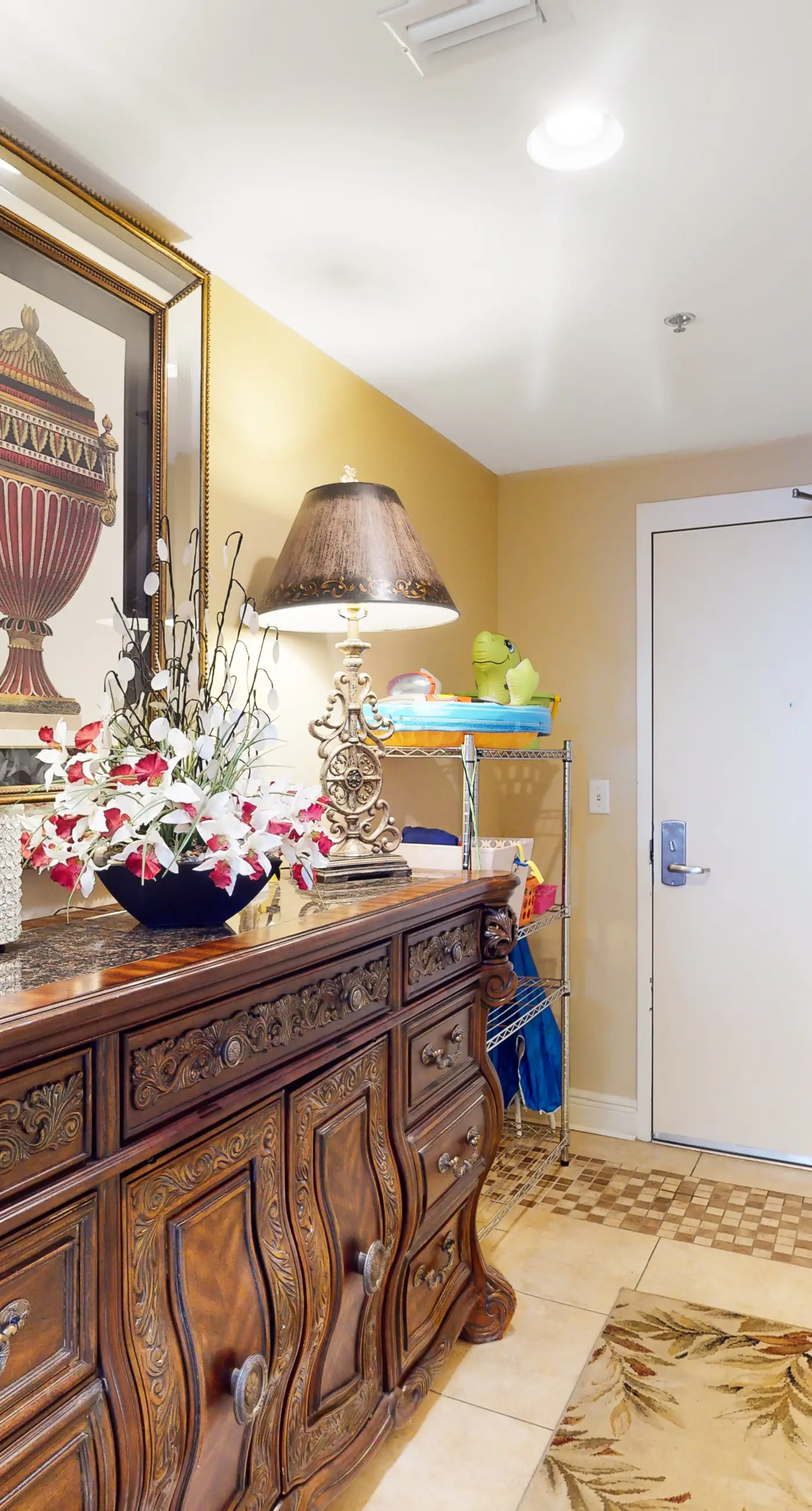 Beautiful condo located on the beach - close to attractions, pool & Hot tub