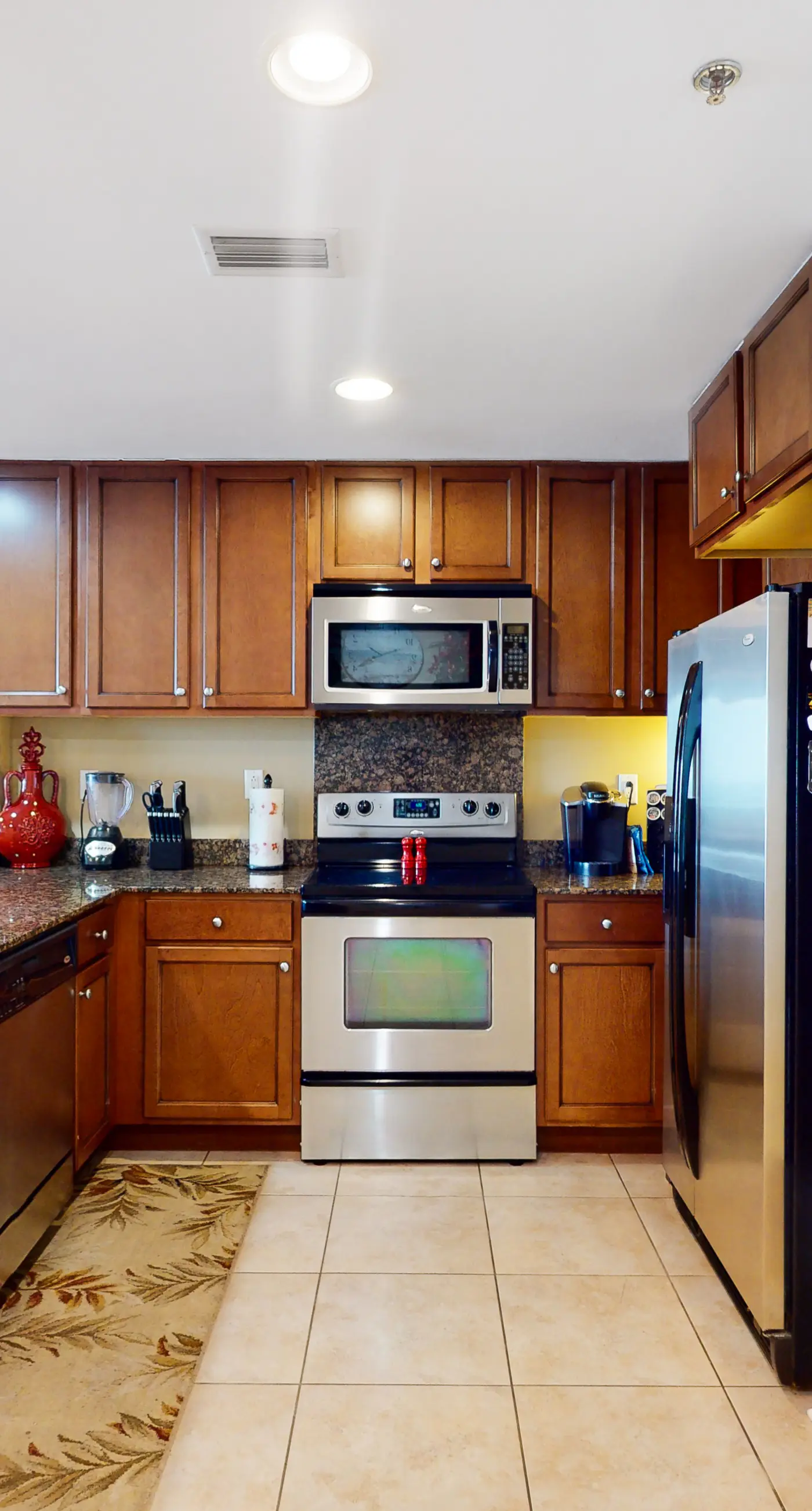 Beautiful condo located on the beach - close to attractions, pool & Hot tub