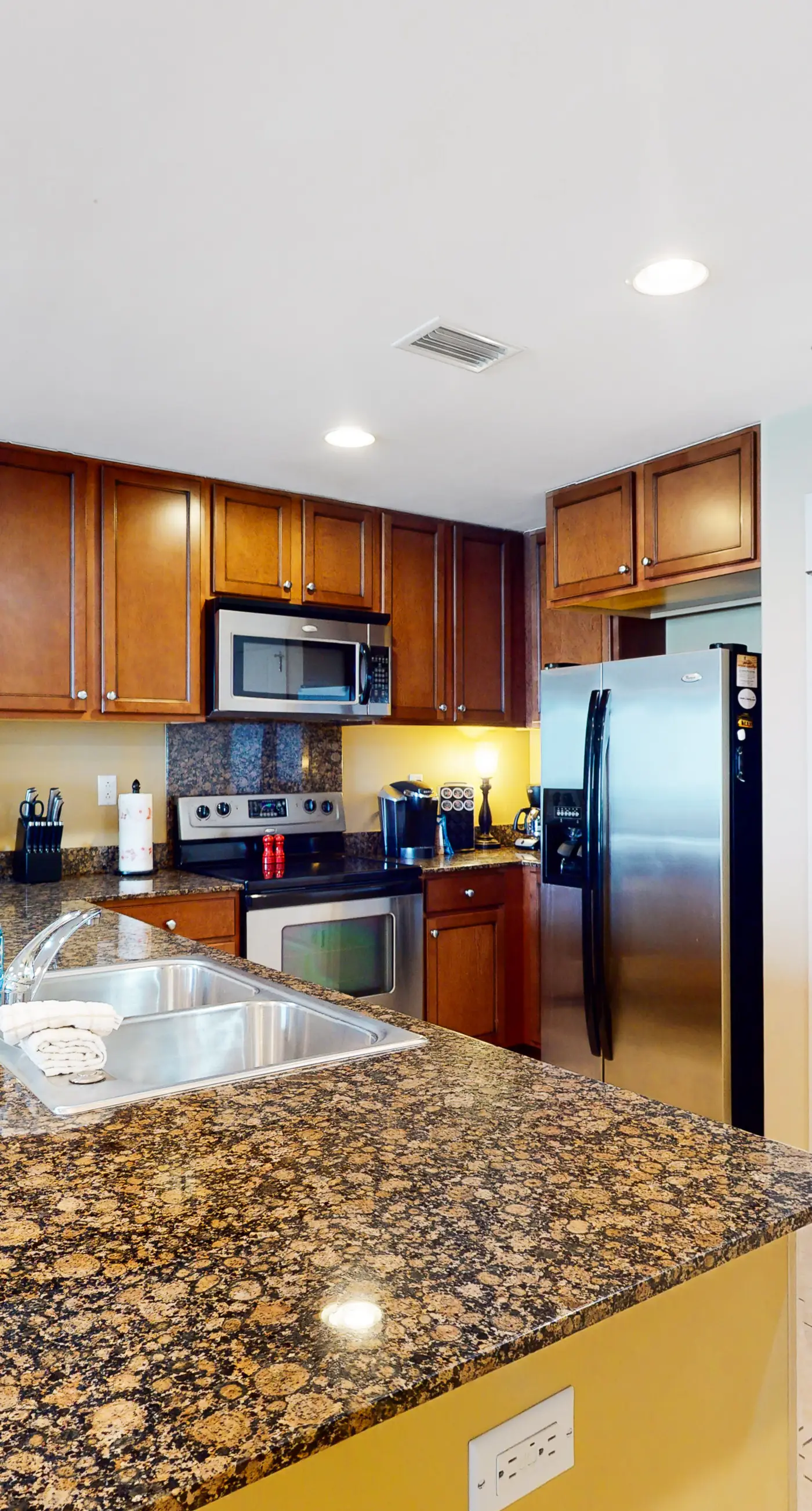 Beautiful condo located on the beach - close to attractions, pool & Hot tub
