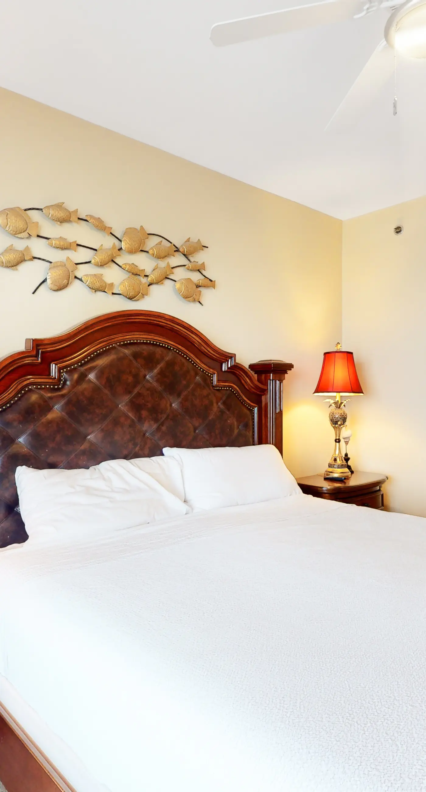 Beautiful condo located on the beach - close to attractions, pool & Hot tub