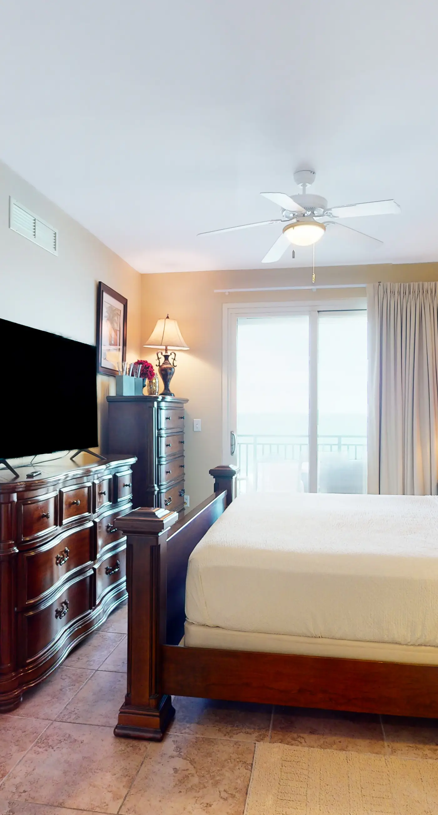 Beautiful condo located on the beach - close to attractions, pool & Hot tub