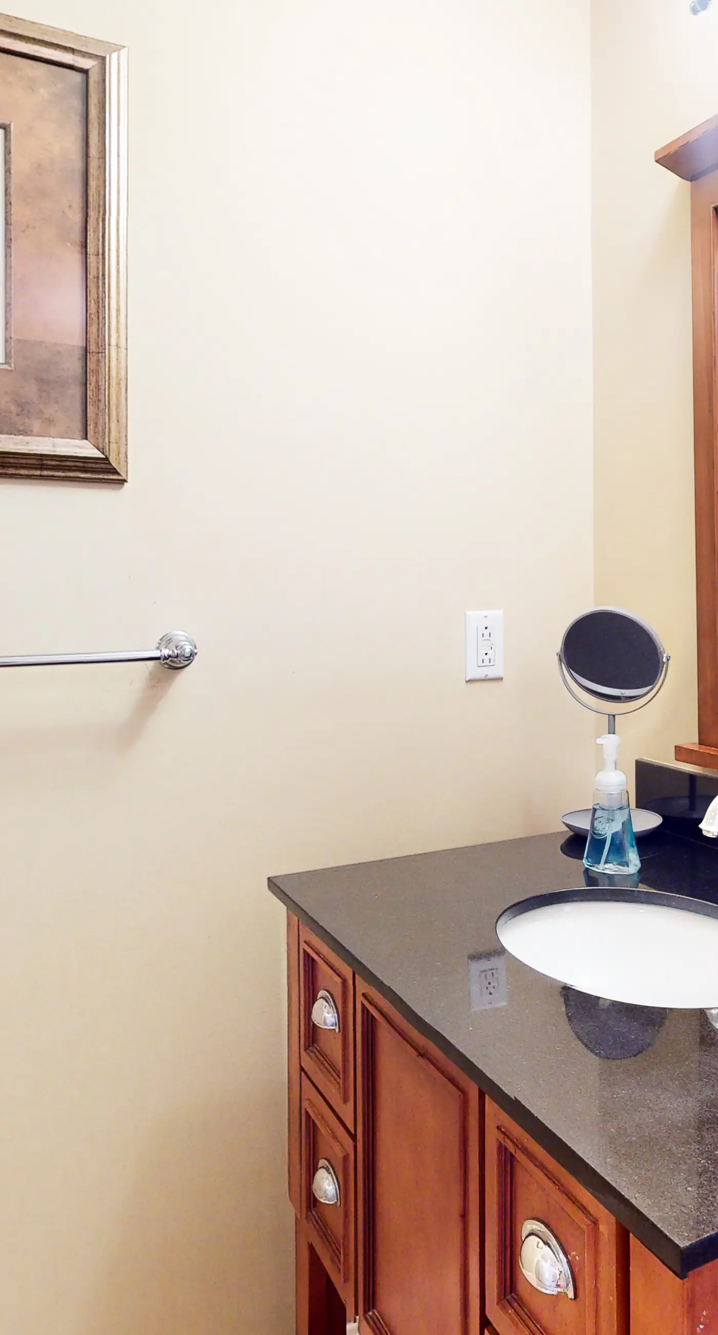 Beautiful condo located on the beach - close to attractions, pool & Hot tub