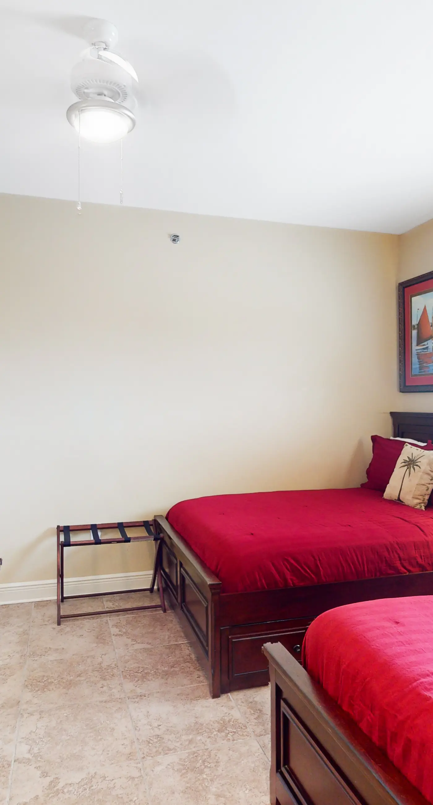 Beautiful condo located on the beach - close to attractions, pool & Hot tub