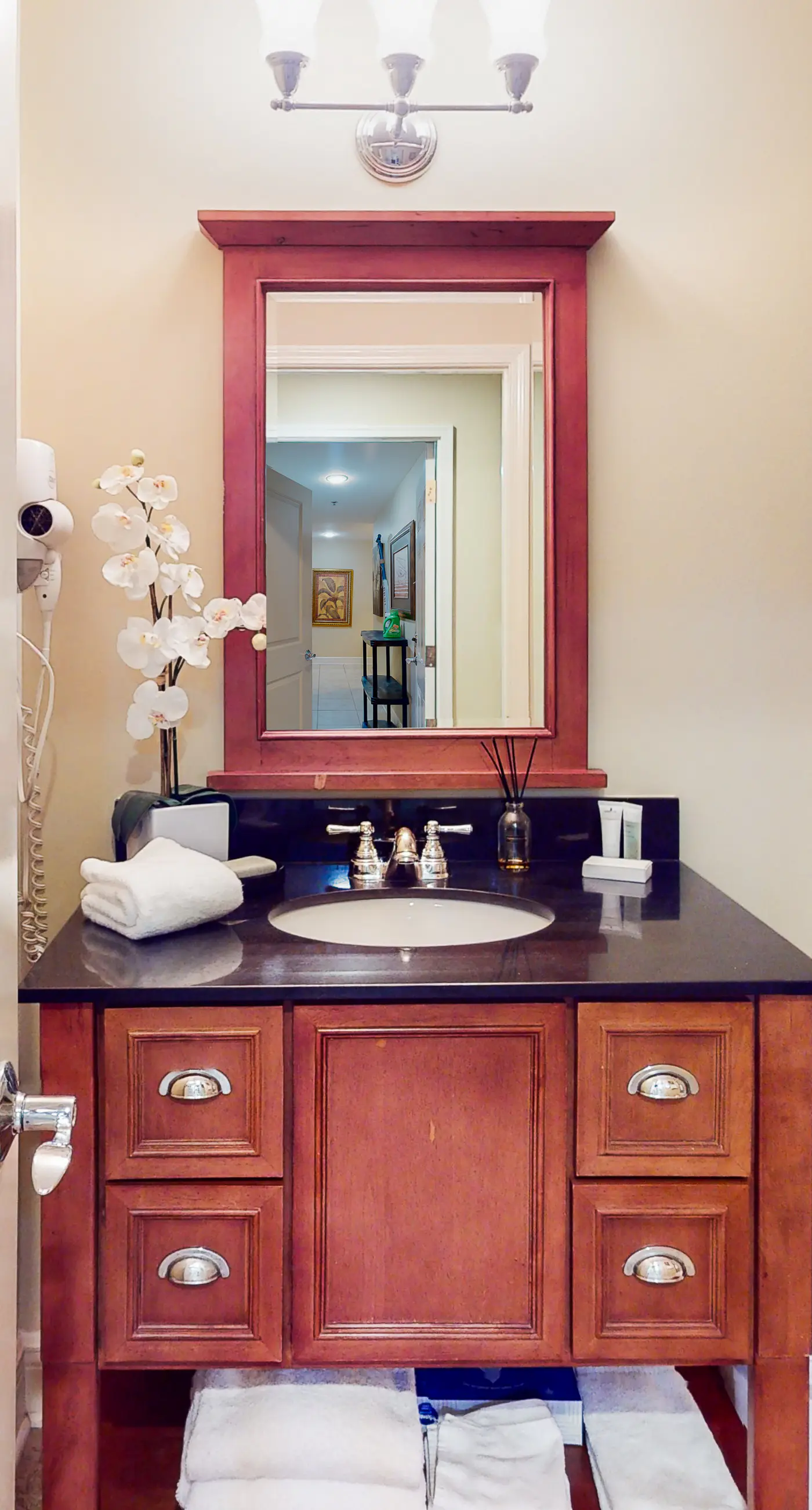 Beautiful condo located on the beach - close to attractions, pool & Hot tub