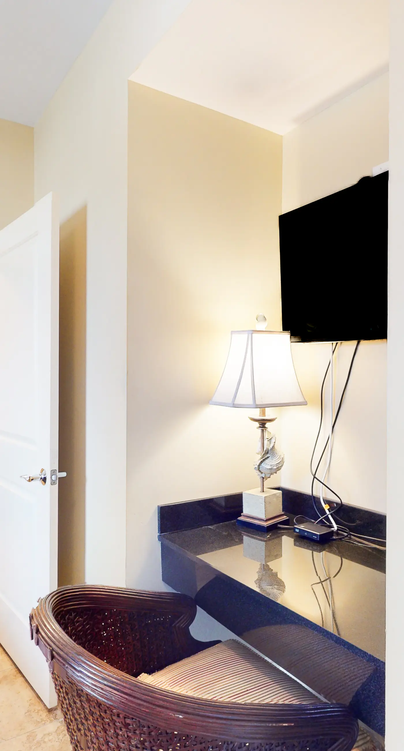 Beautiful condo located on the beach - close to attractions, pool & Hot tub