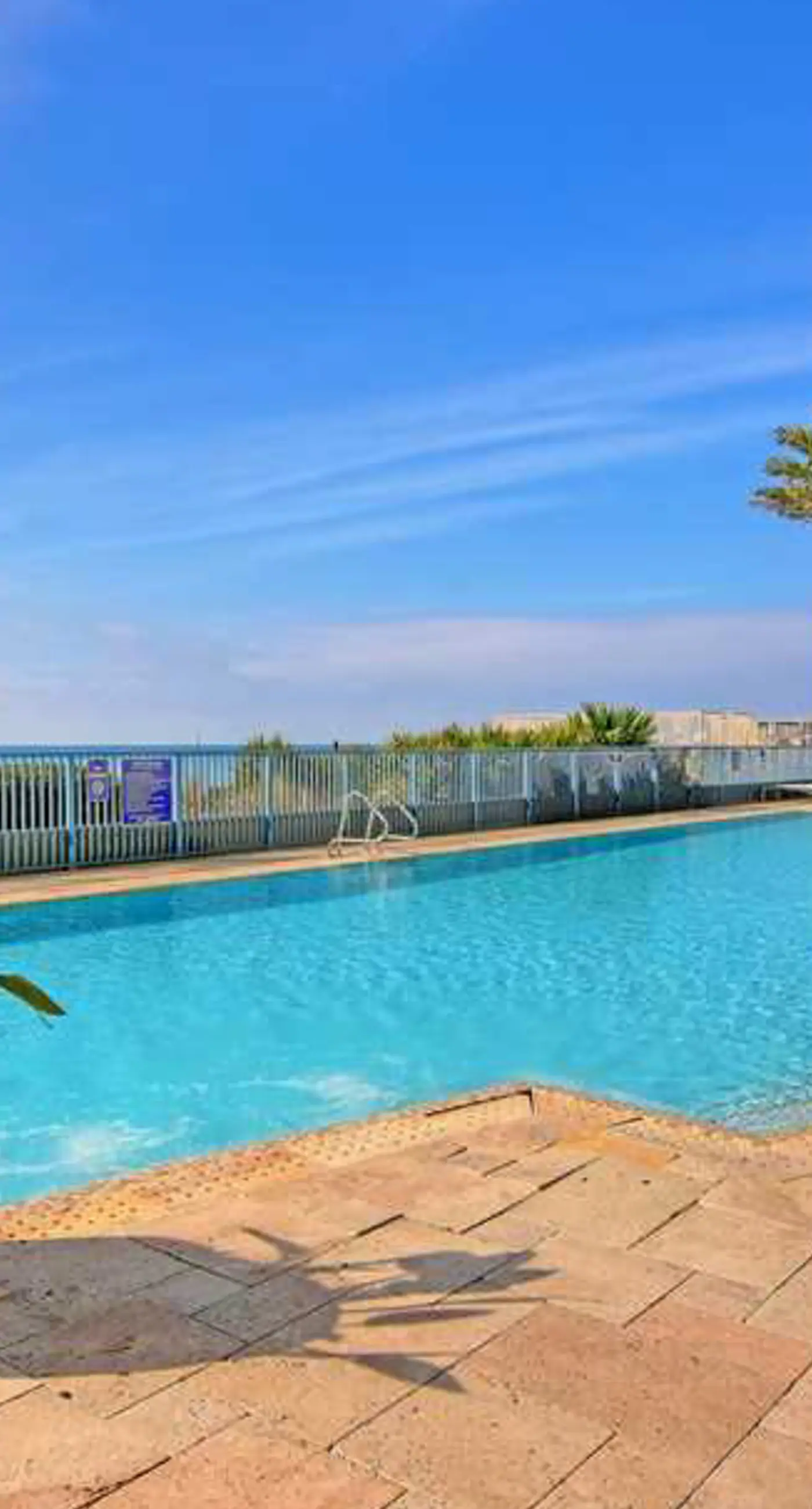 Beautiful condo located on the beach - close to attractions, pool & Hot tub