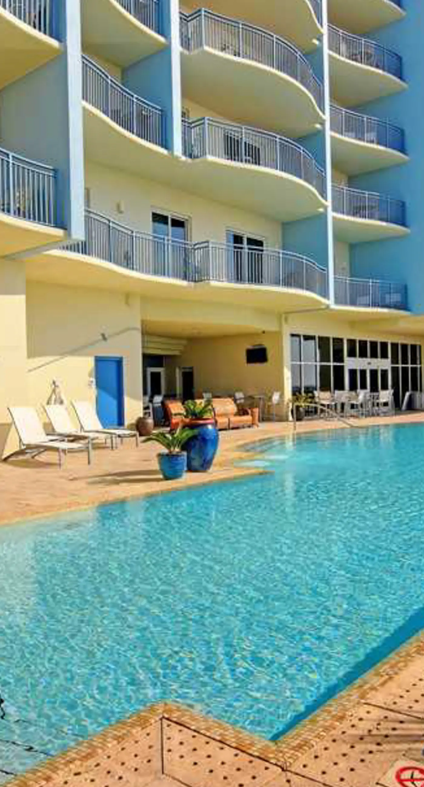 Beautiful condo located on the beach - close to attractions, pool & Hot tub