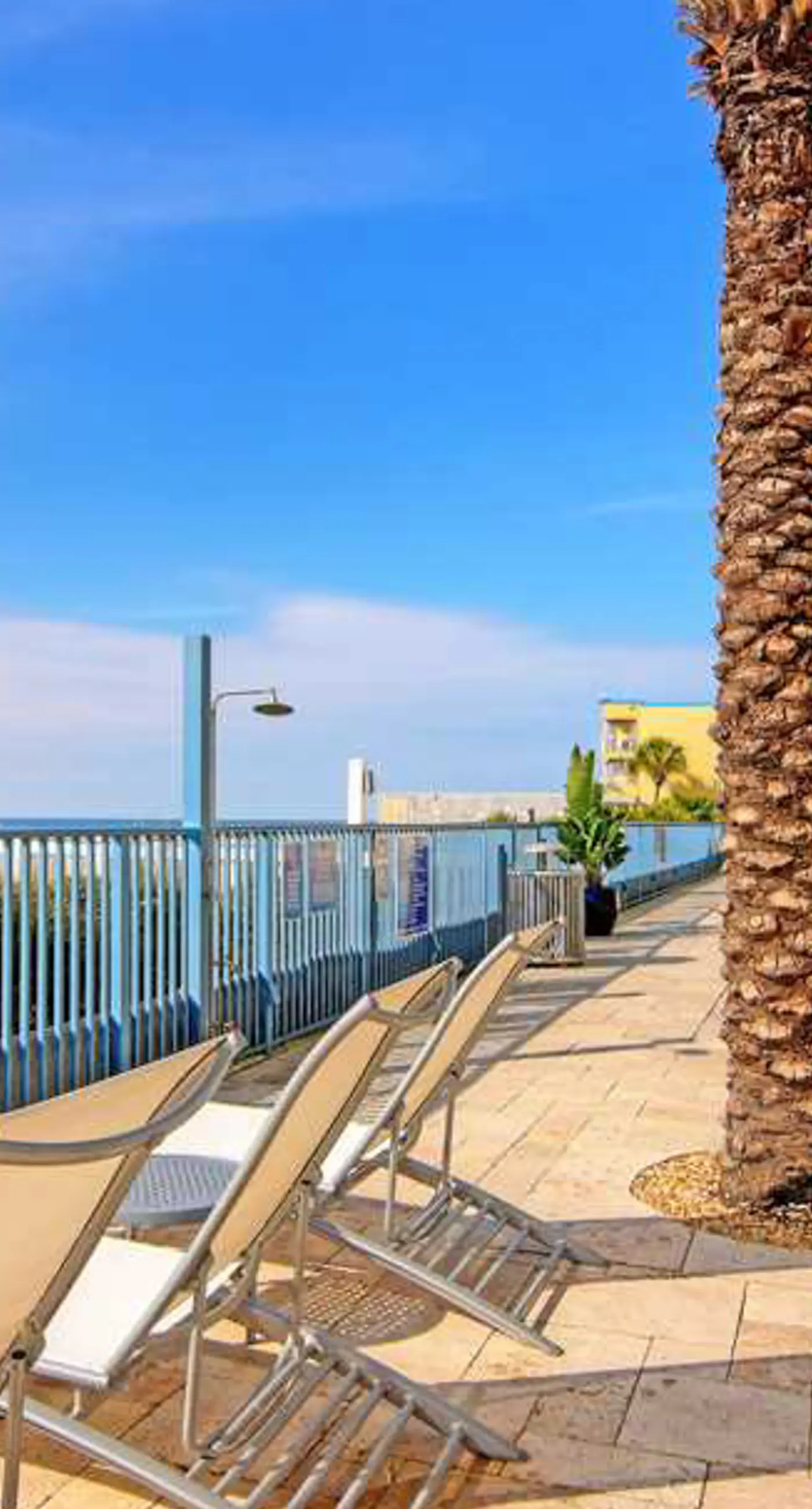 Beautiful condo located on the beach - close to attractions, pool & Hot tub