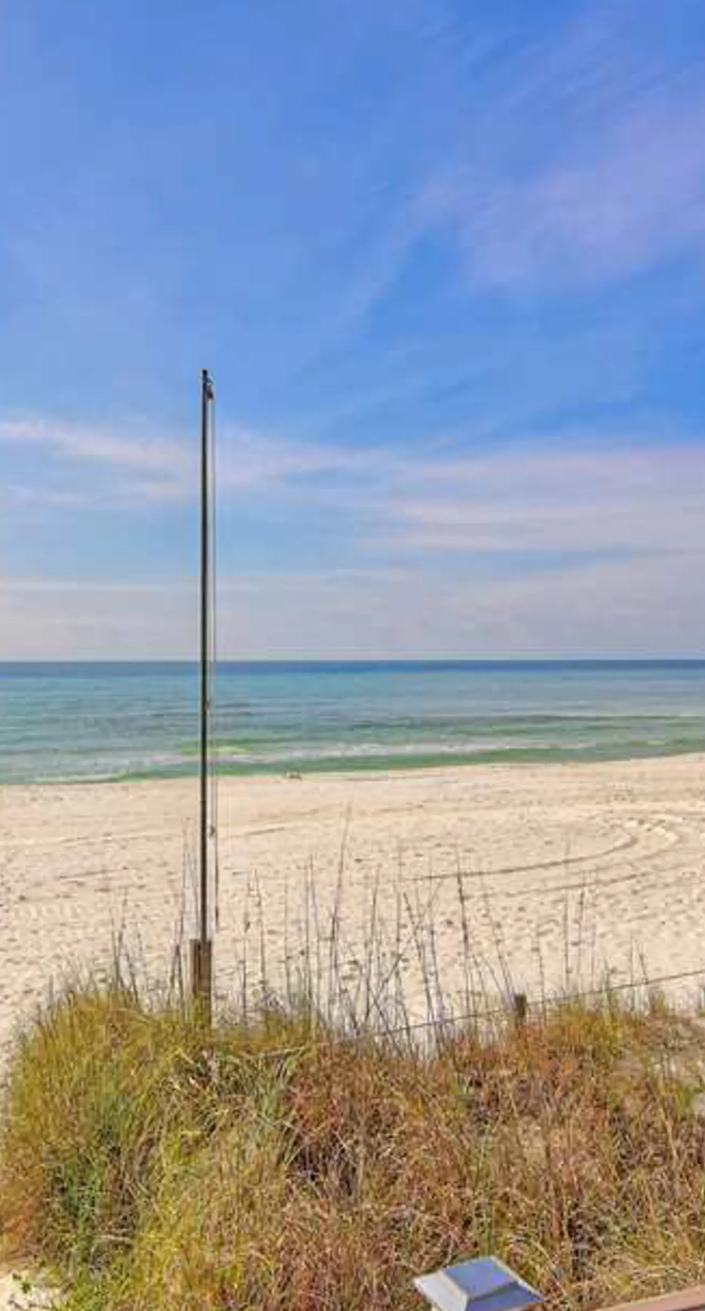 Beautiful condo located on the beach - close to attractions, pool & Hot tub