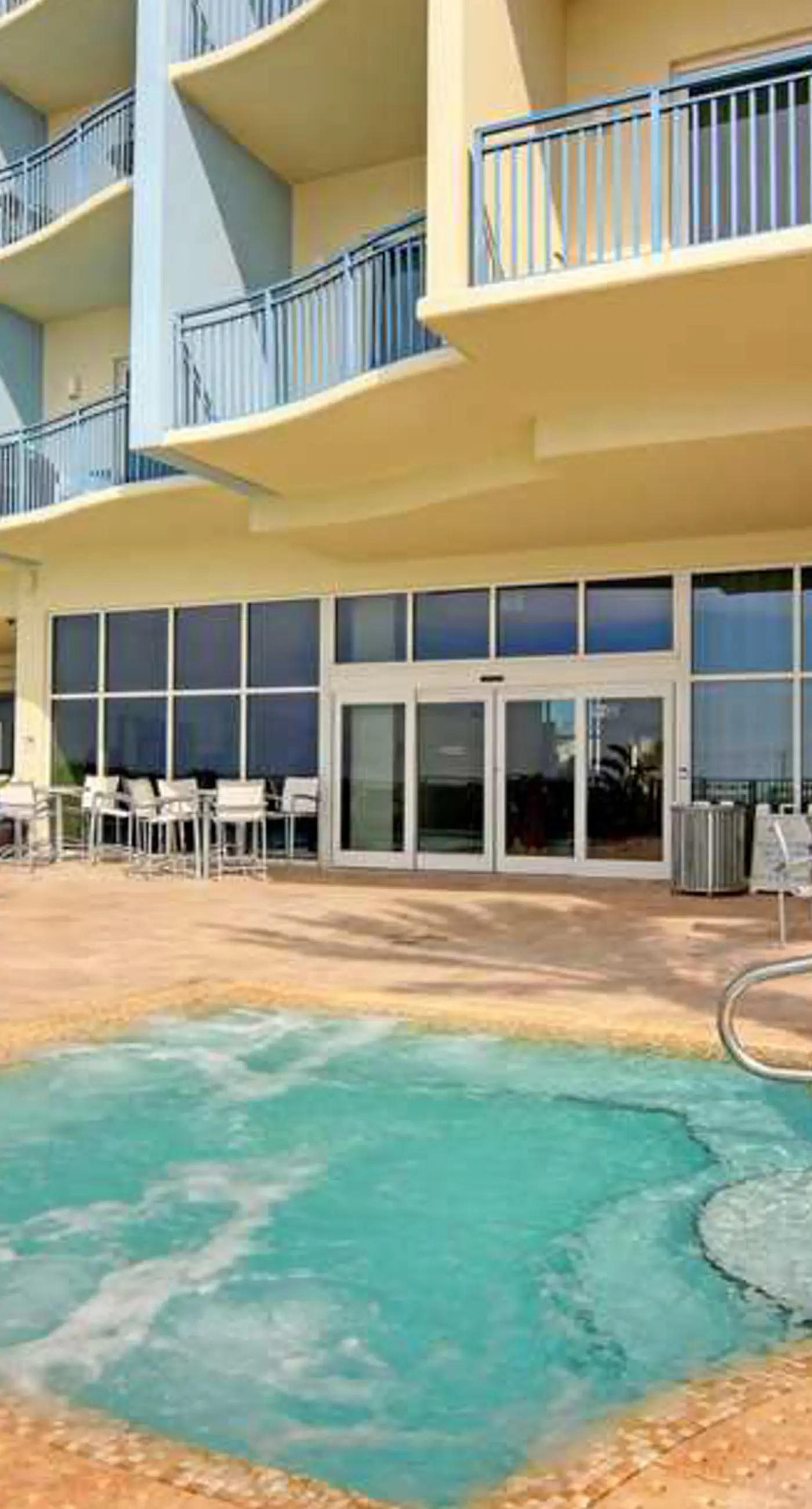 Beautiful condo located on the beach - close to attractions, pool & Hot tub