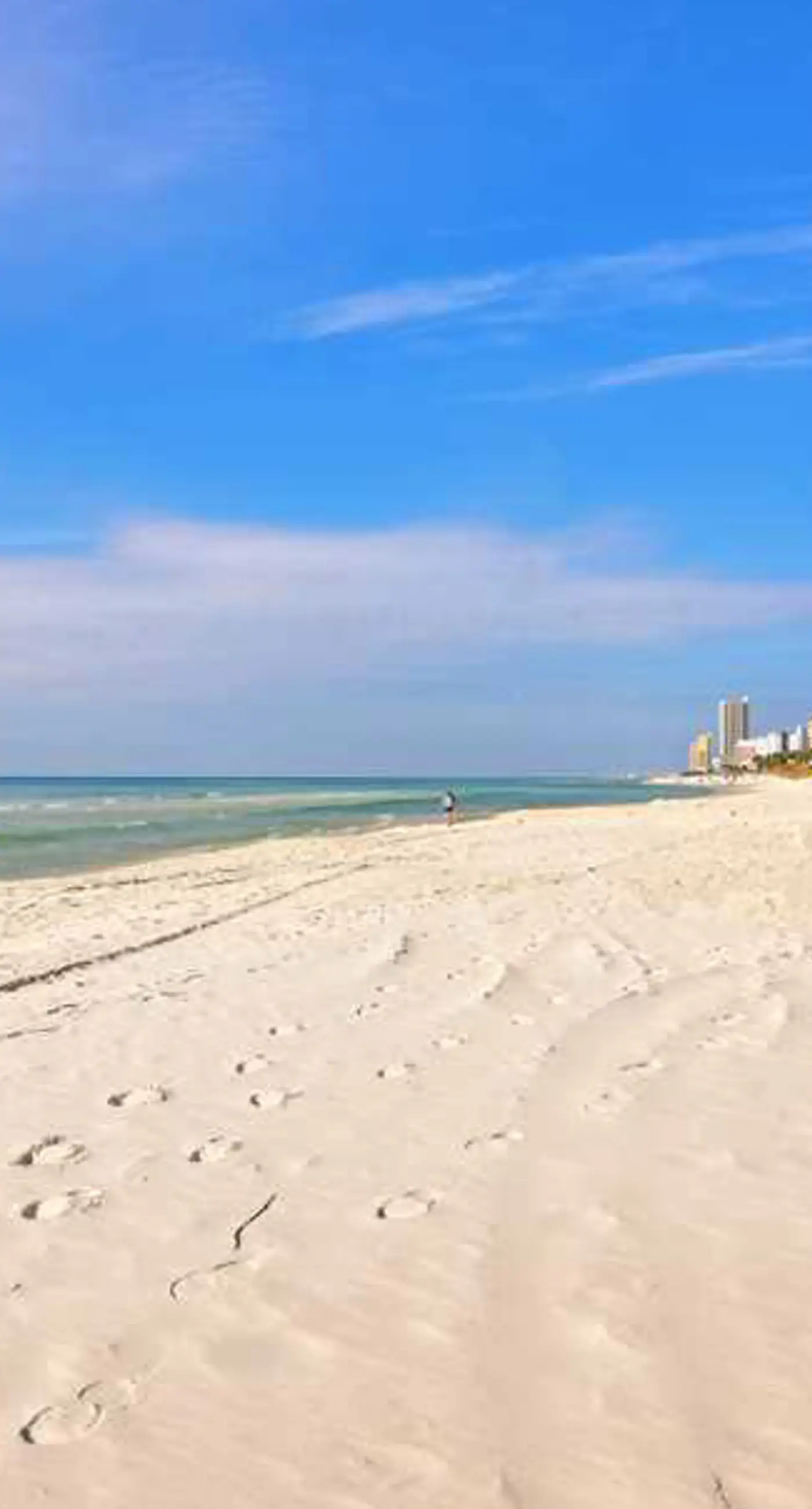 Beautiful condo located on the beach - close to attractions, pool & Hot tub