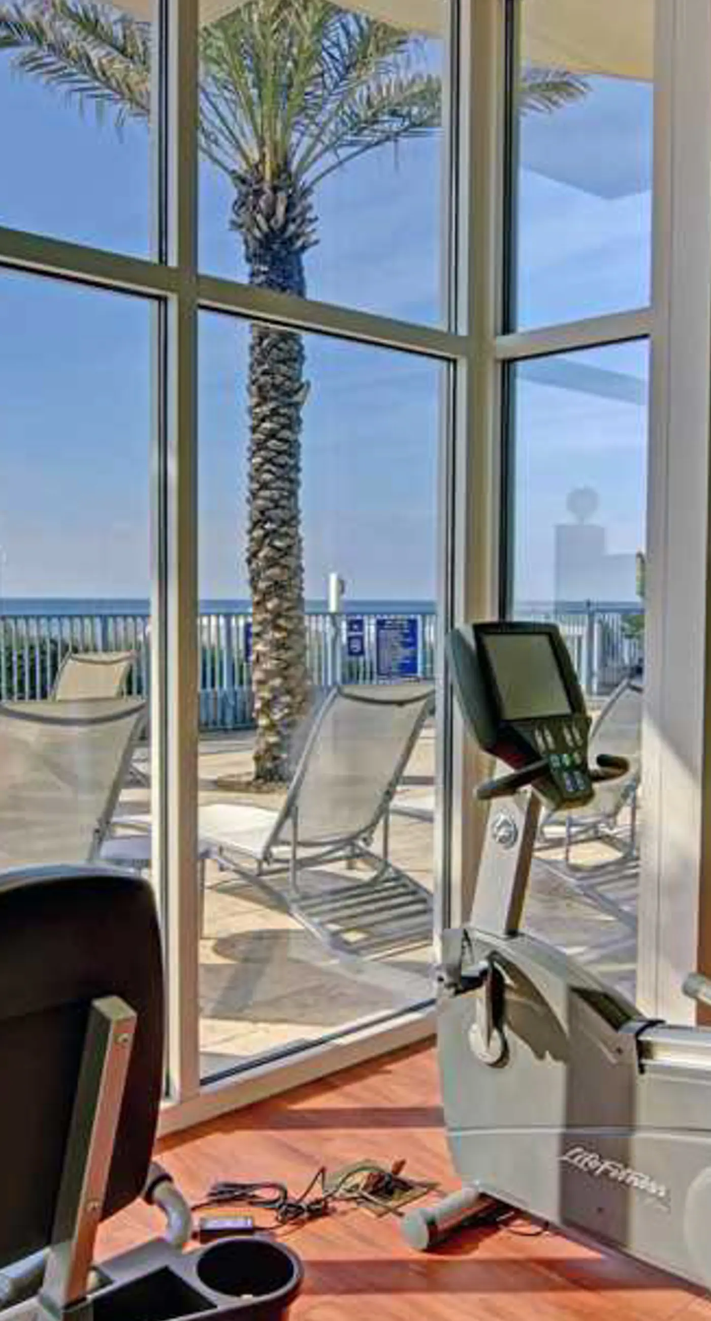 Beautiful condo located on the beach - close to attractions, pool & Hot tub