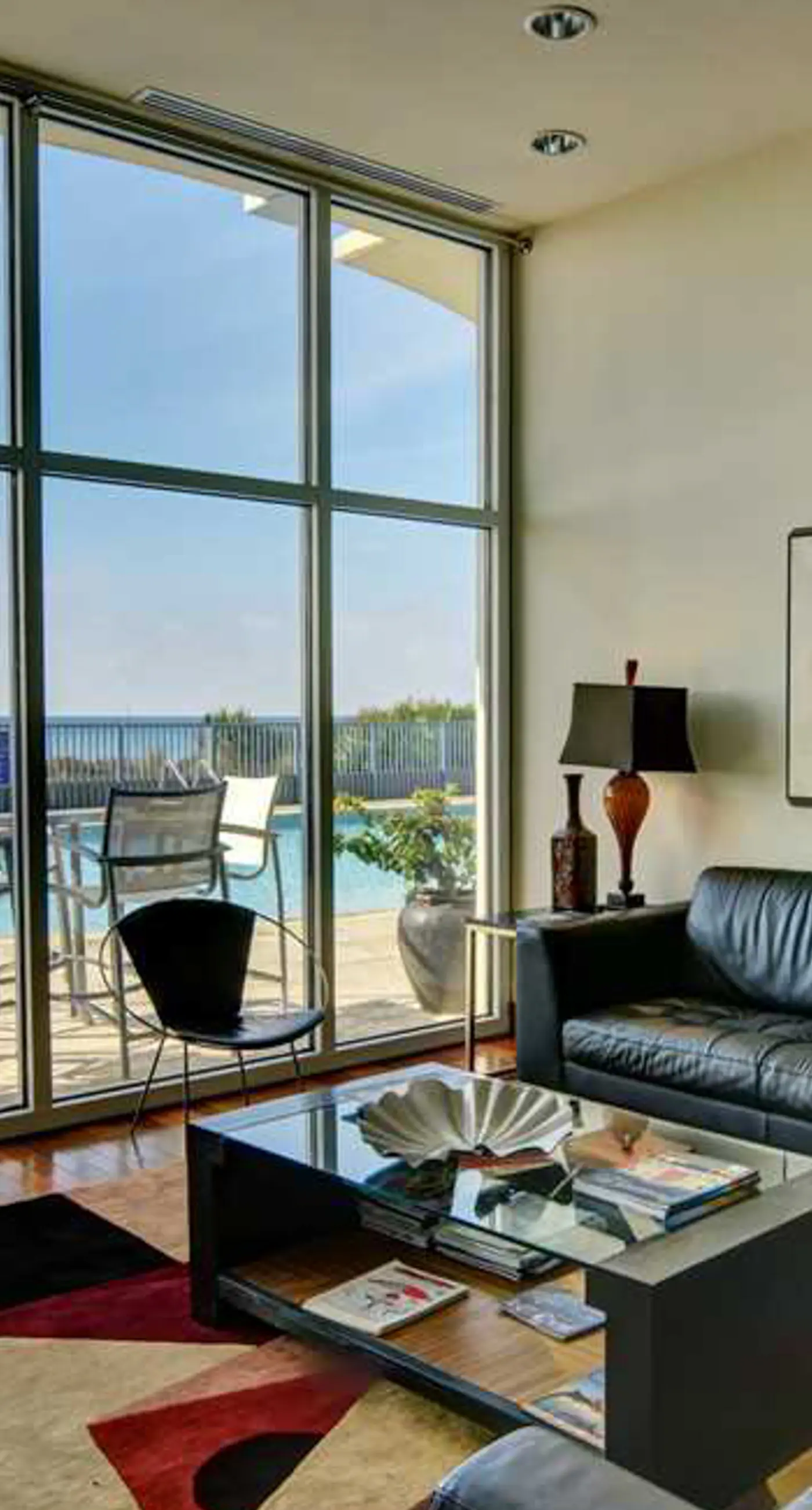 Beautiful condo located on the beach - close to attractions, pool & Hot tub