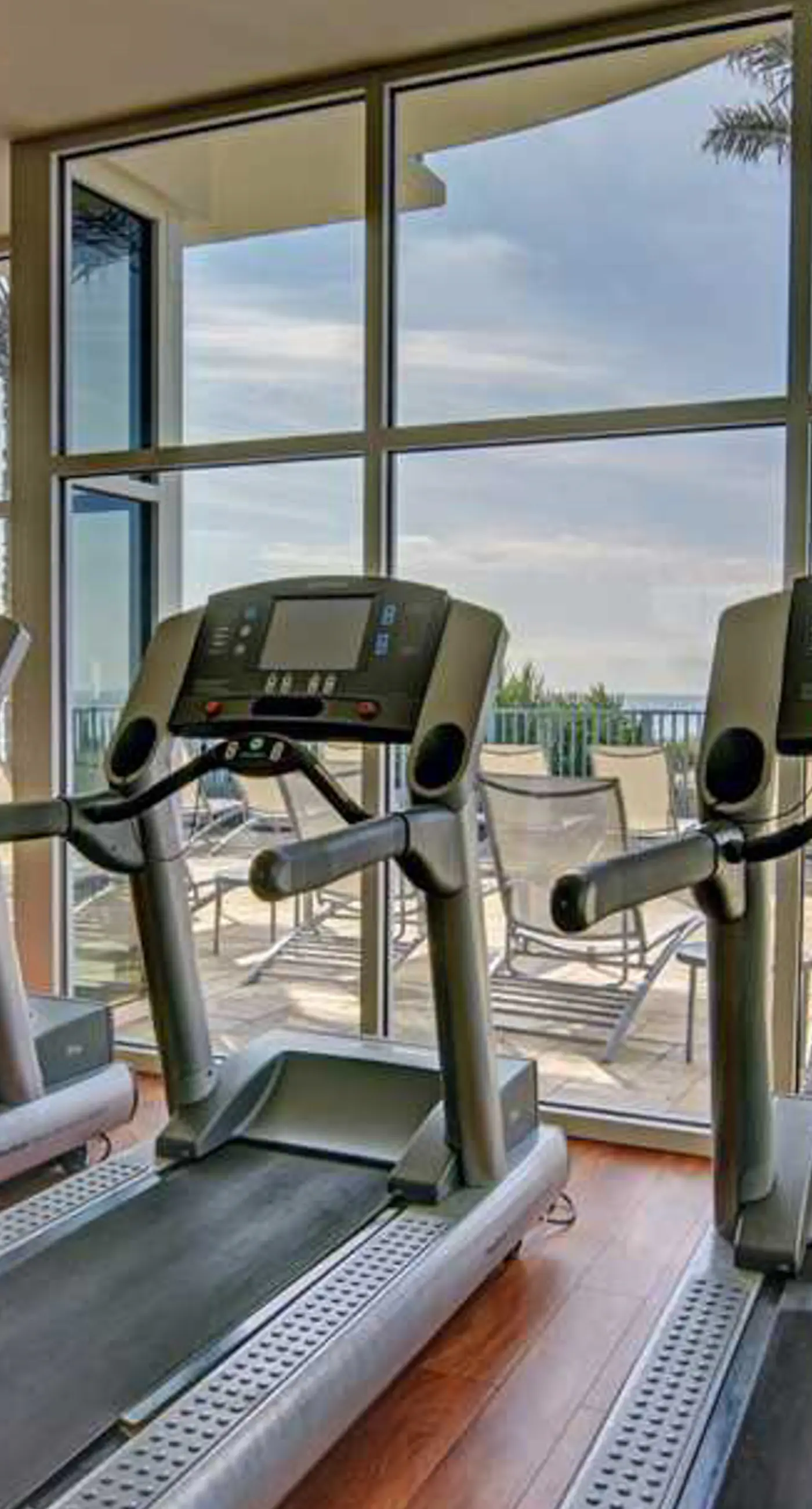 Beautiful condo located on the beach - close to attractions, pool & Hot tub