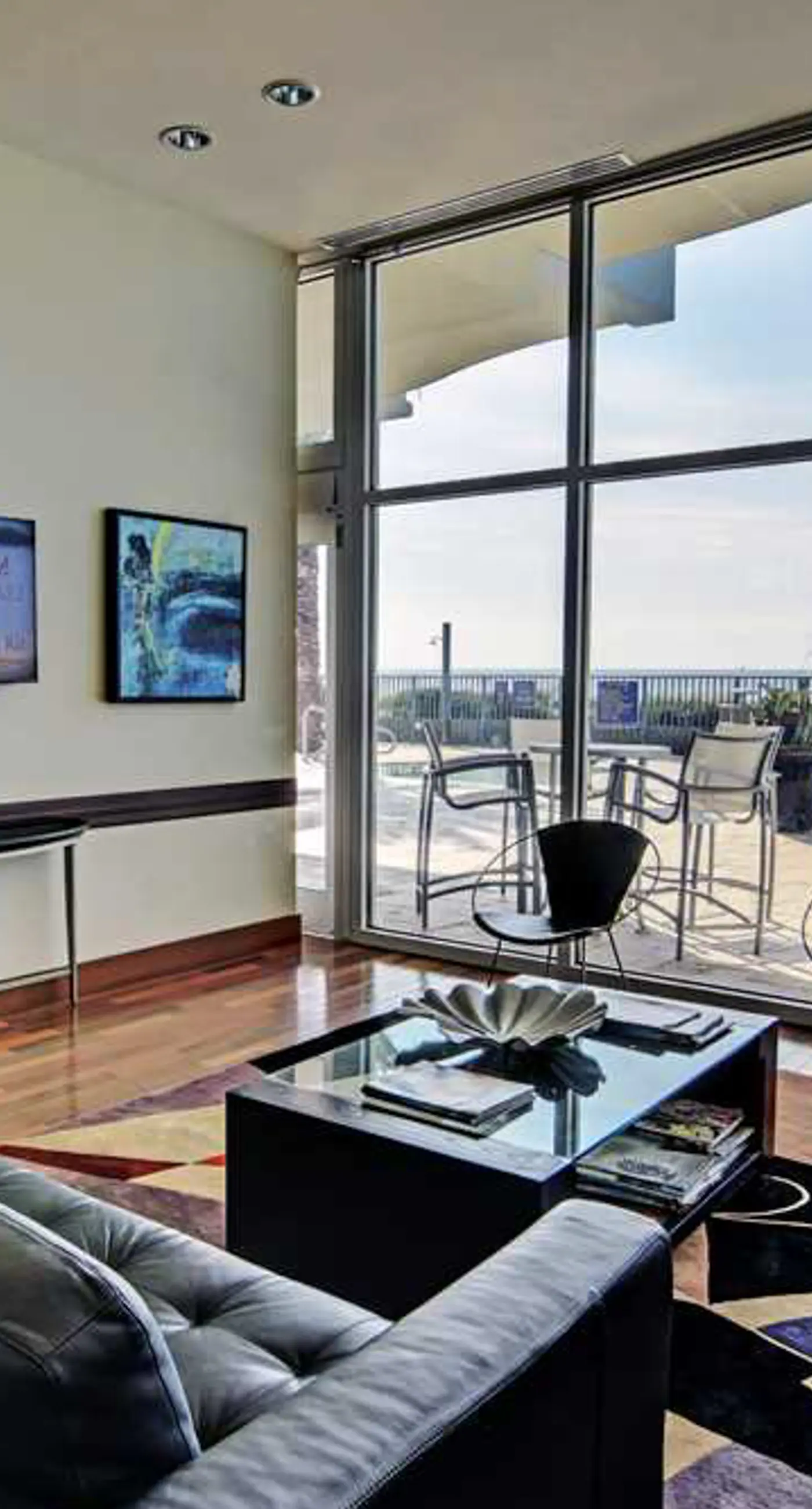 Beautiful condo located on the beach - close to attractions, pool & Hot tub