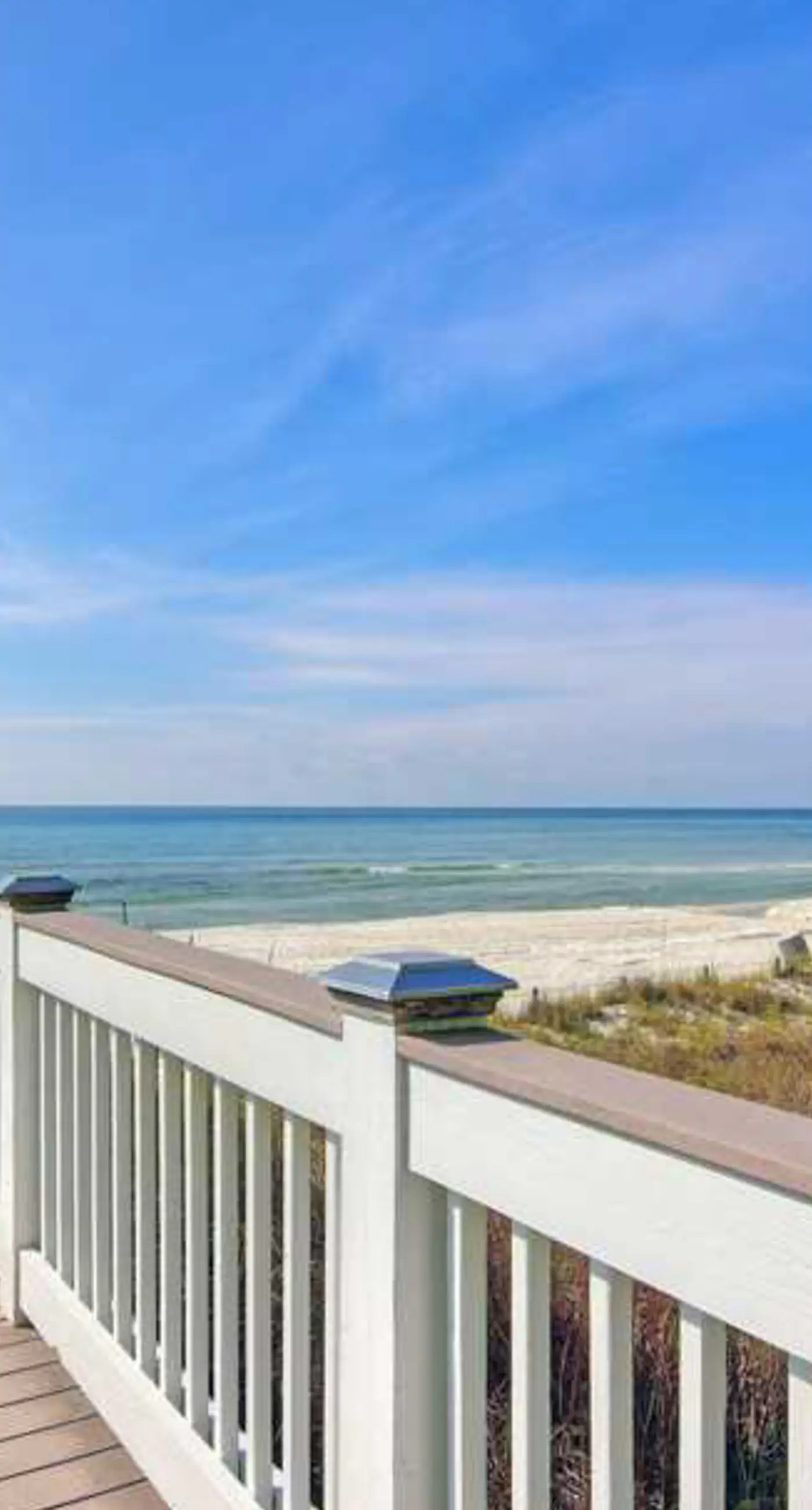 Beautiful condo located on the beach - close to attractions, pool & Hot tub