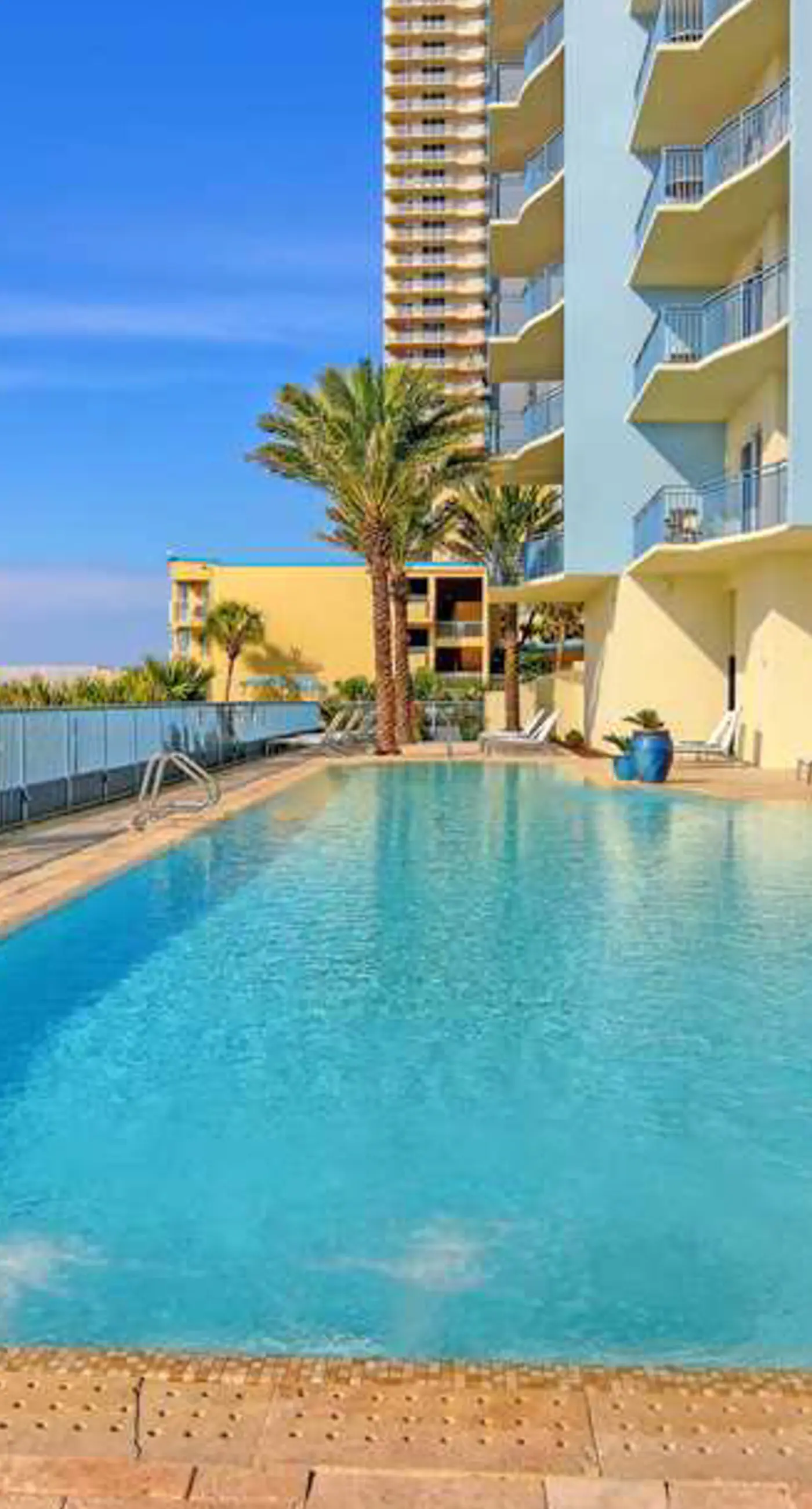 Beautiful condo located on the beach - close to attractions, pool & Hot tub
