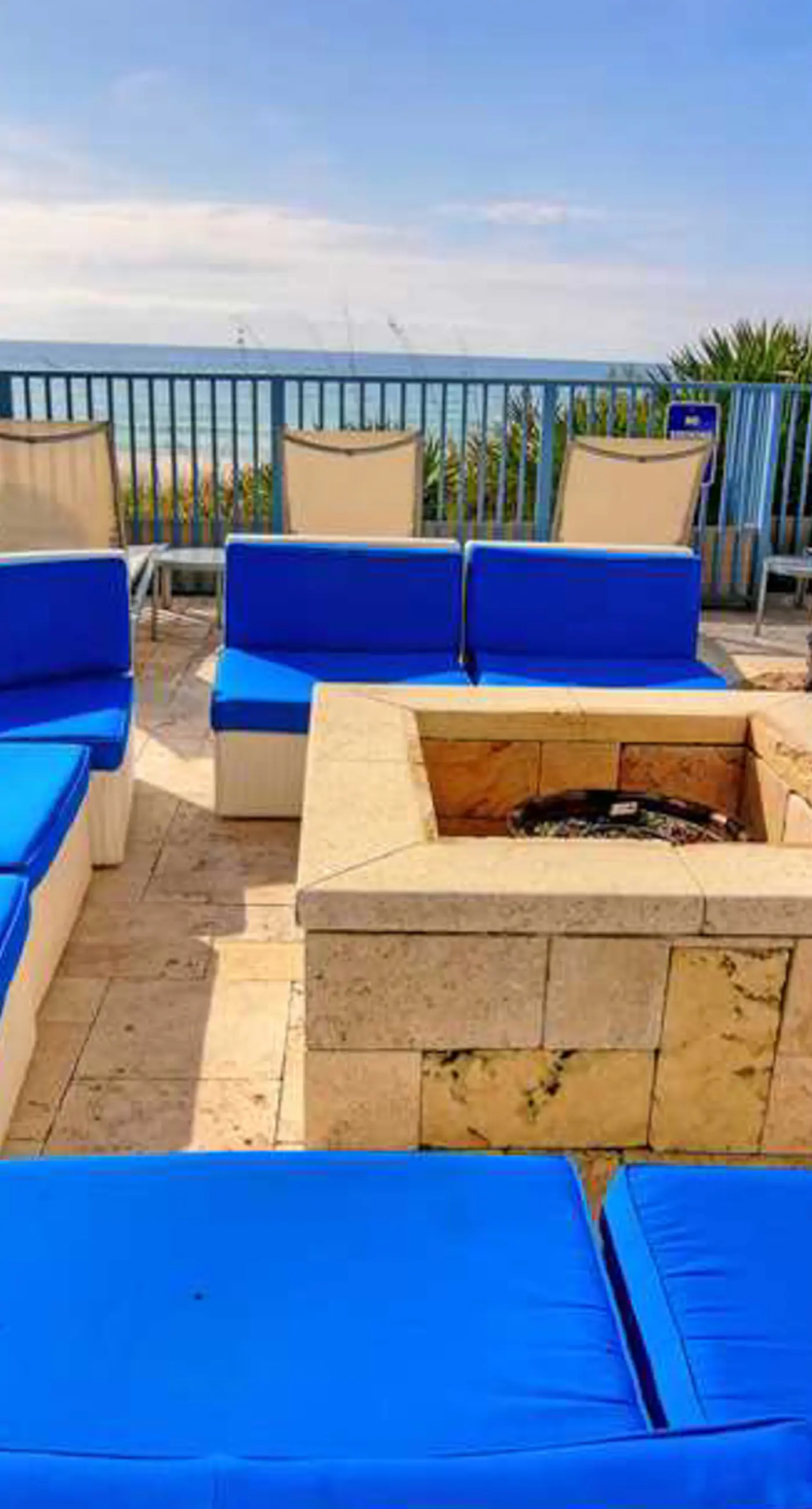 Beautiful condo located on the beach - close to attractions, pool & Hot tub