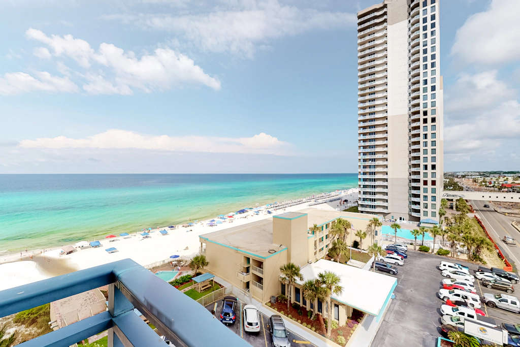 7th-floor resort studio with partial Gulf views, outdoor pool, gym & hot tub