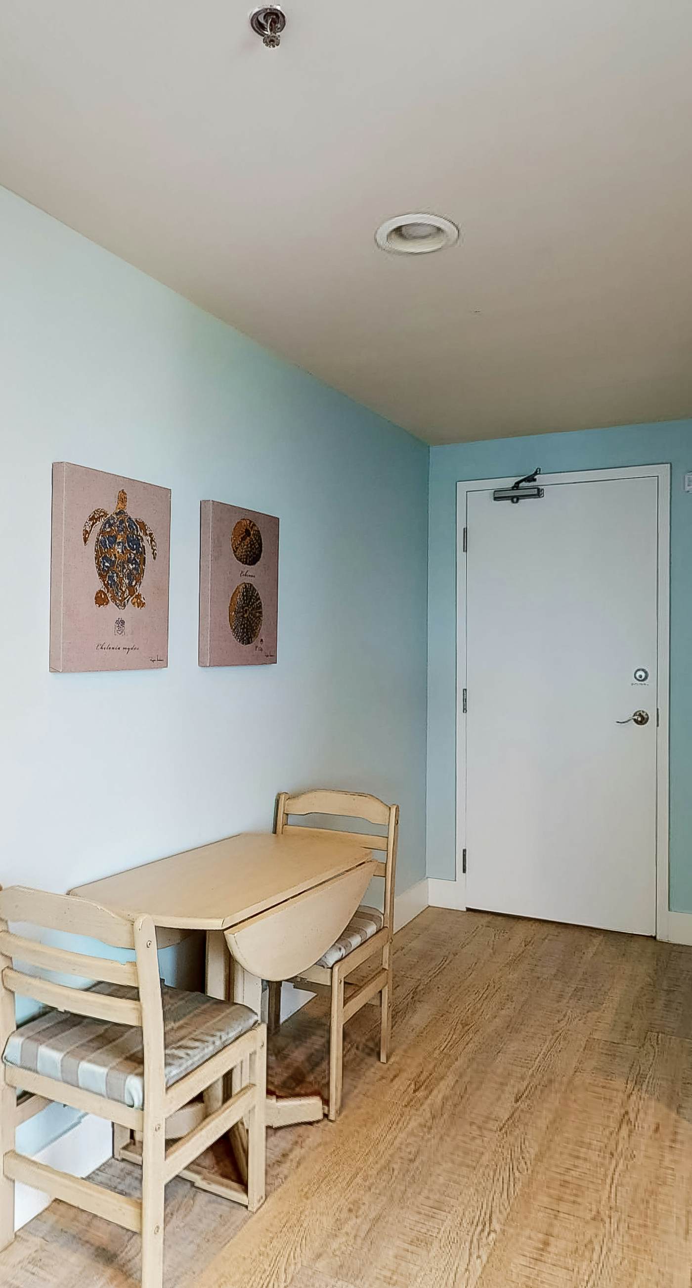 7th-floor resort studio with partial Gulf views, outdoor pool, gym & hot tub