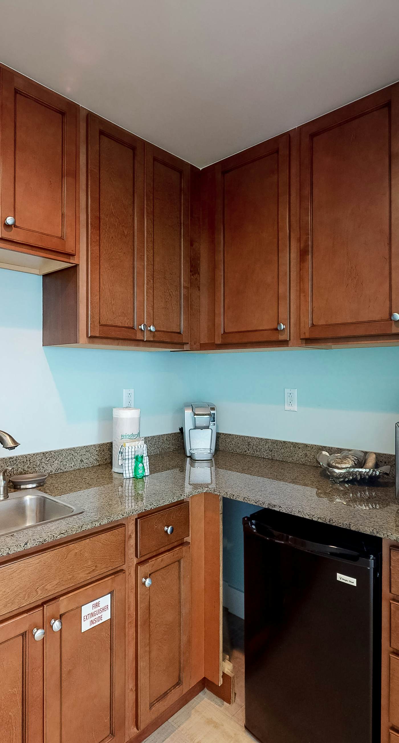 7th-floor resort studio with partial Gulf views, outdoor pool, gym & hot tub