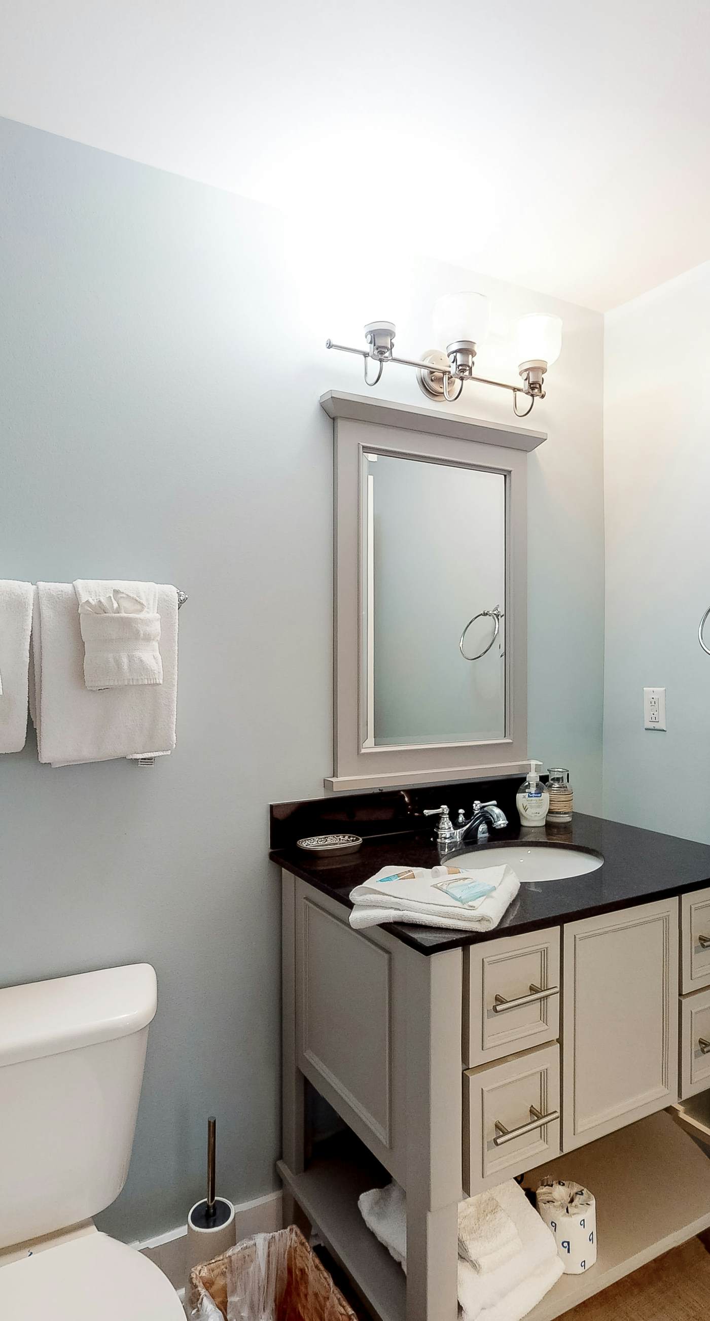 7th-floor resort studio with partial Gulf views, outdoor pool, gym & hot tub