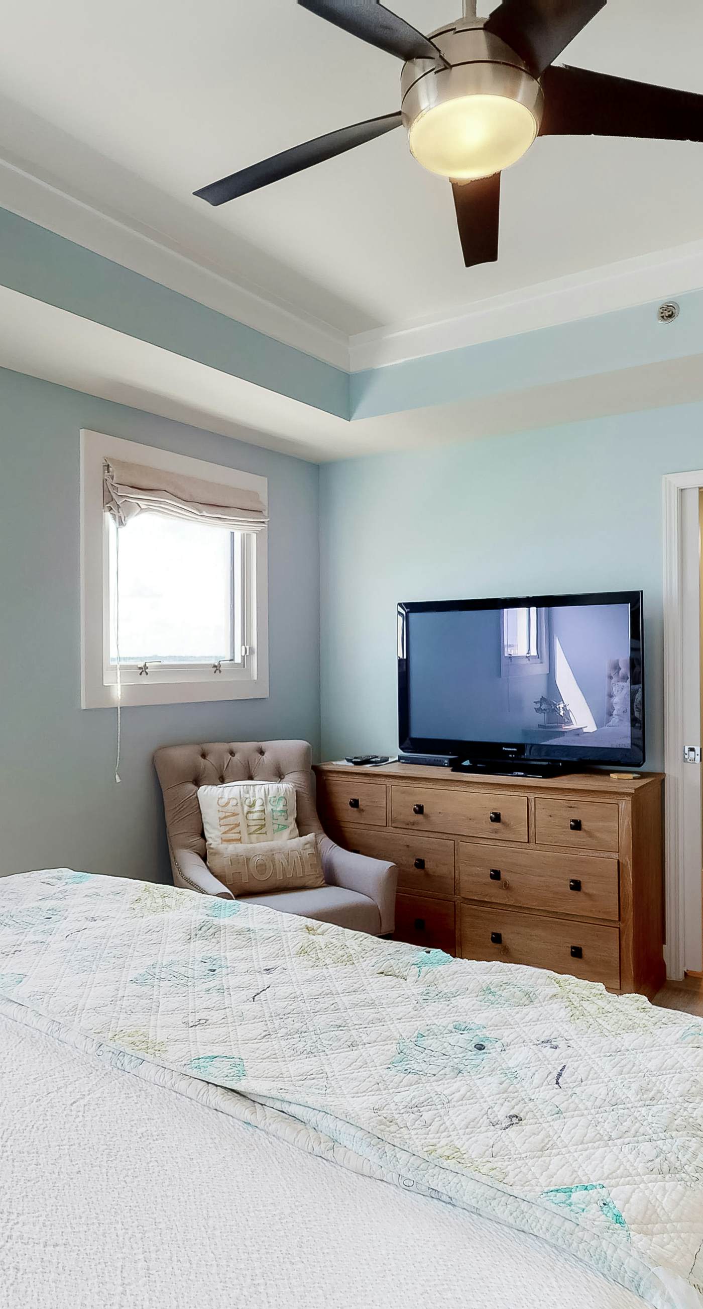 7th-floor resort studio with partial Gulf views, outdoor pool, gym & hot tub