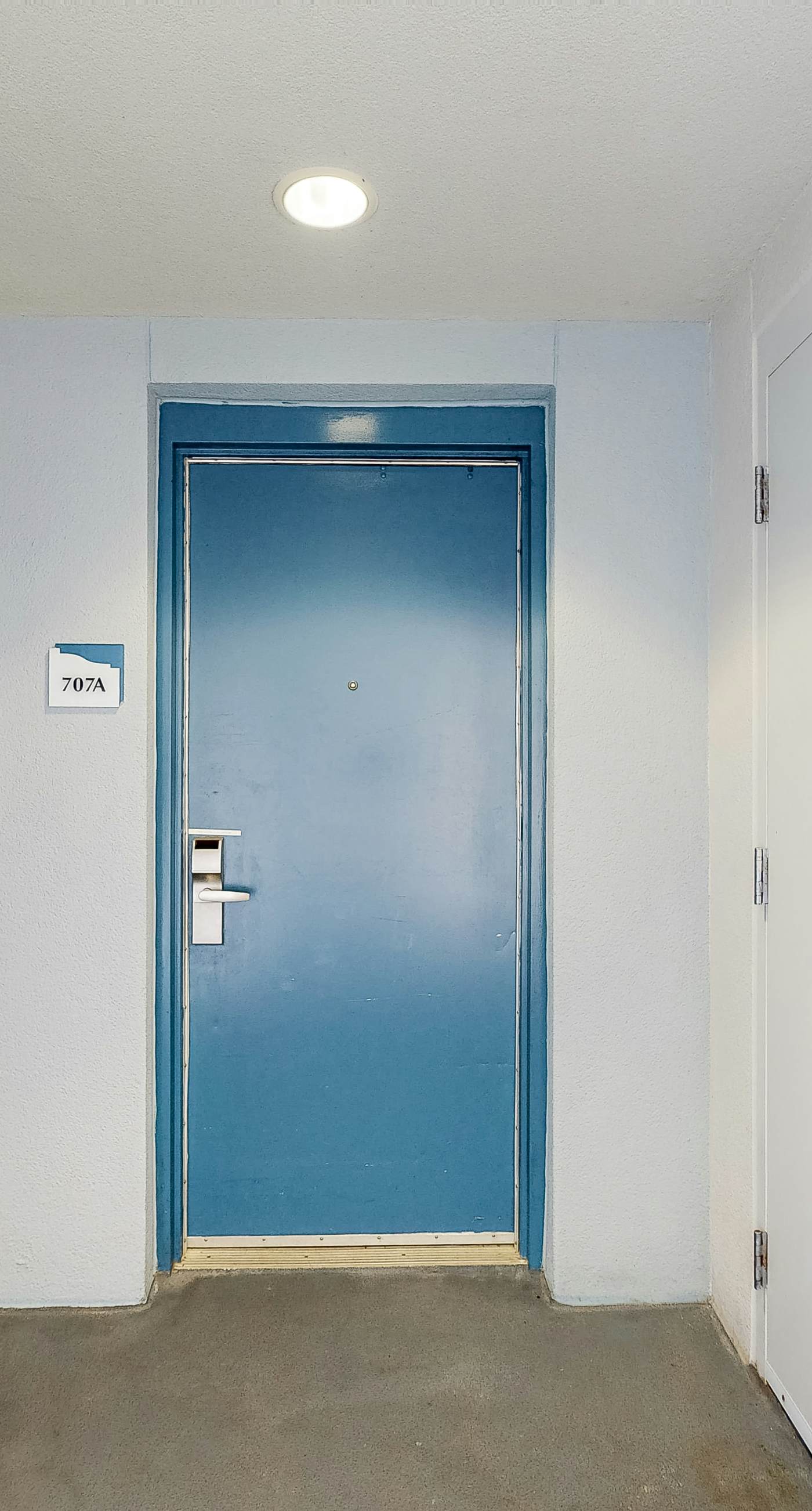 7th-floor resort studio with partial Gulf views, outdoor pool, gym & hot tub