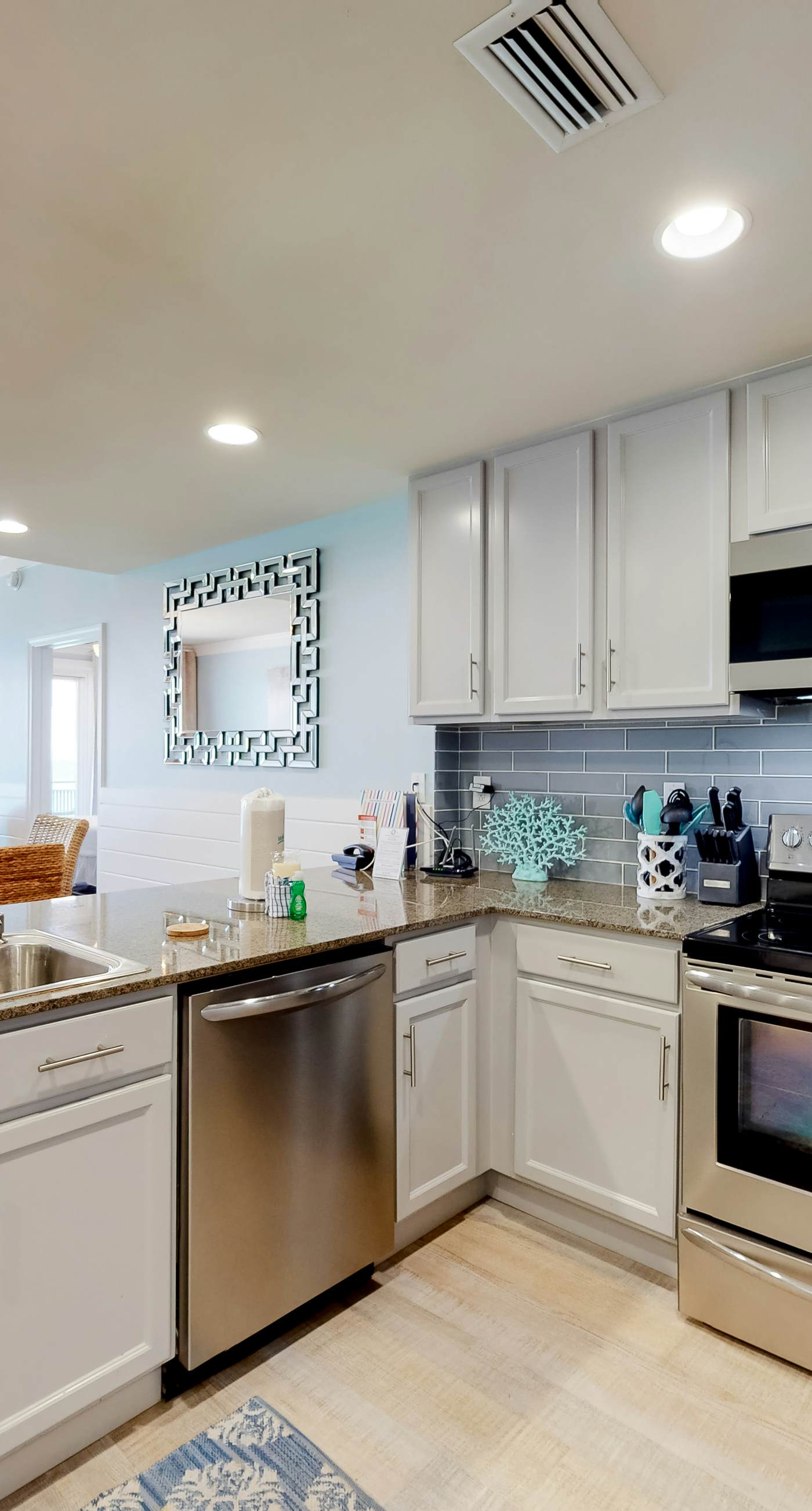 Beachfront condo with Gulf views, grill, balcony, outdoor pool, gym & hot tub