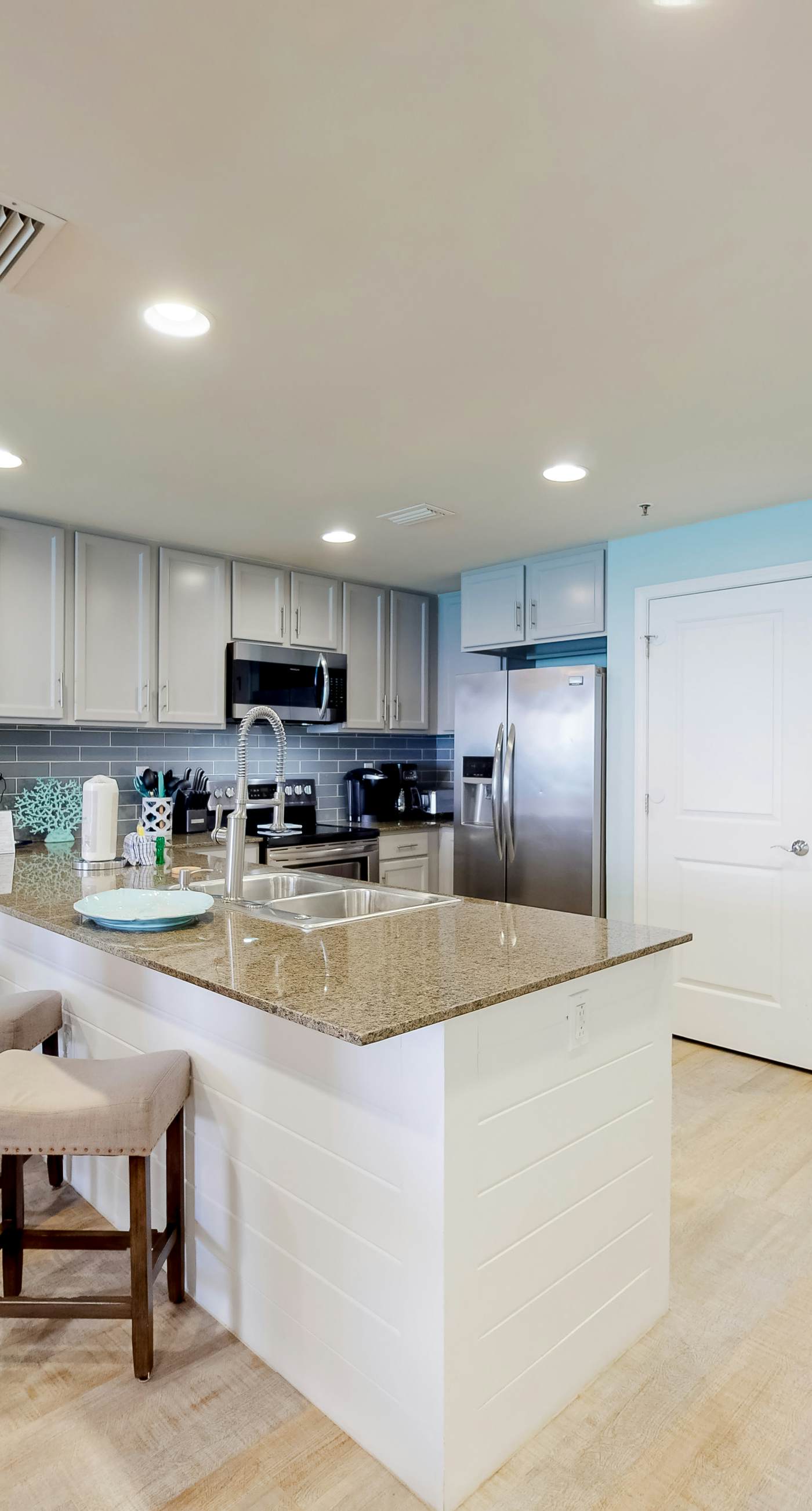 Beachfront condo with Gulf views, grill, balcony, outdoor pool, gym & hot tub