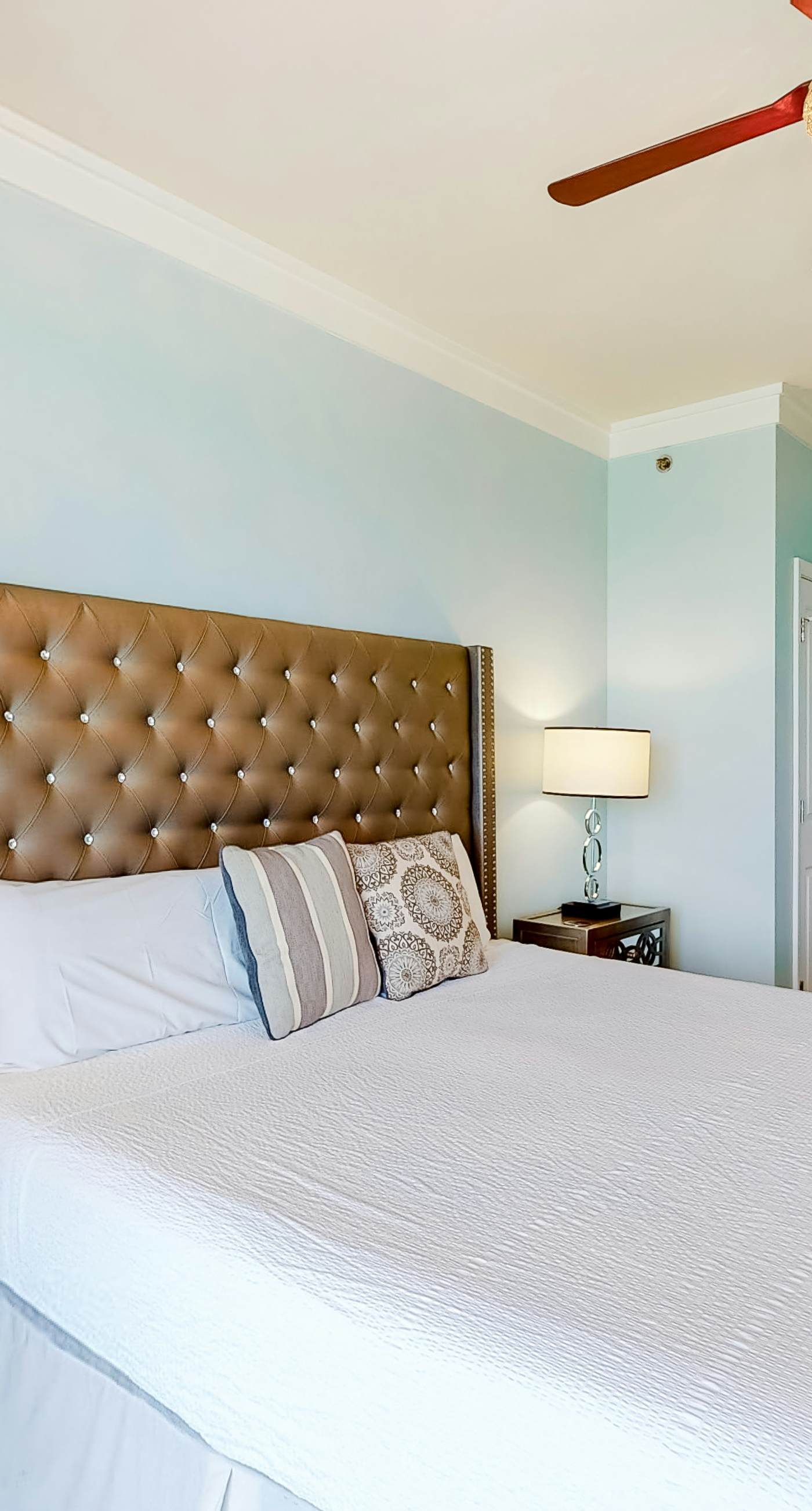 Beachfront condo with Gulf views, grill, balcony, outdoor pool, gym & hot tub