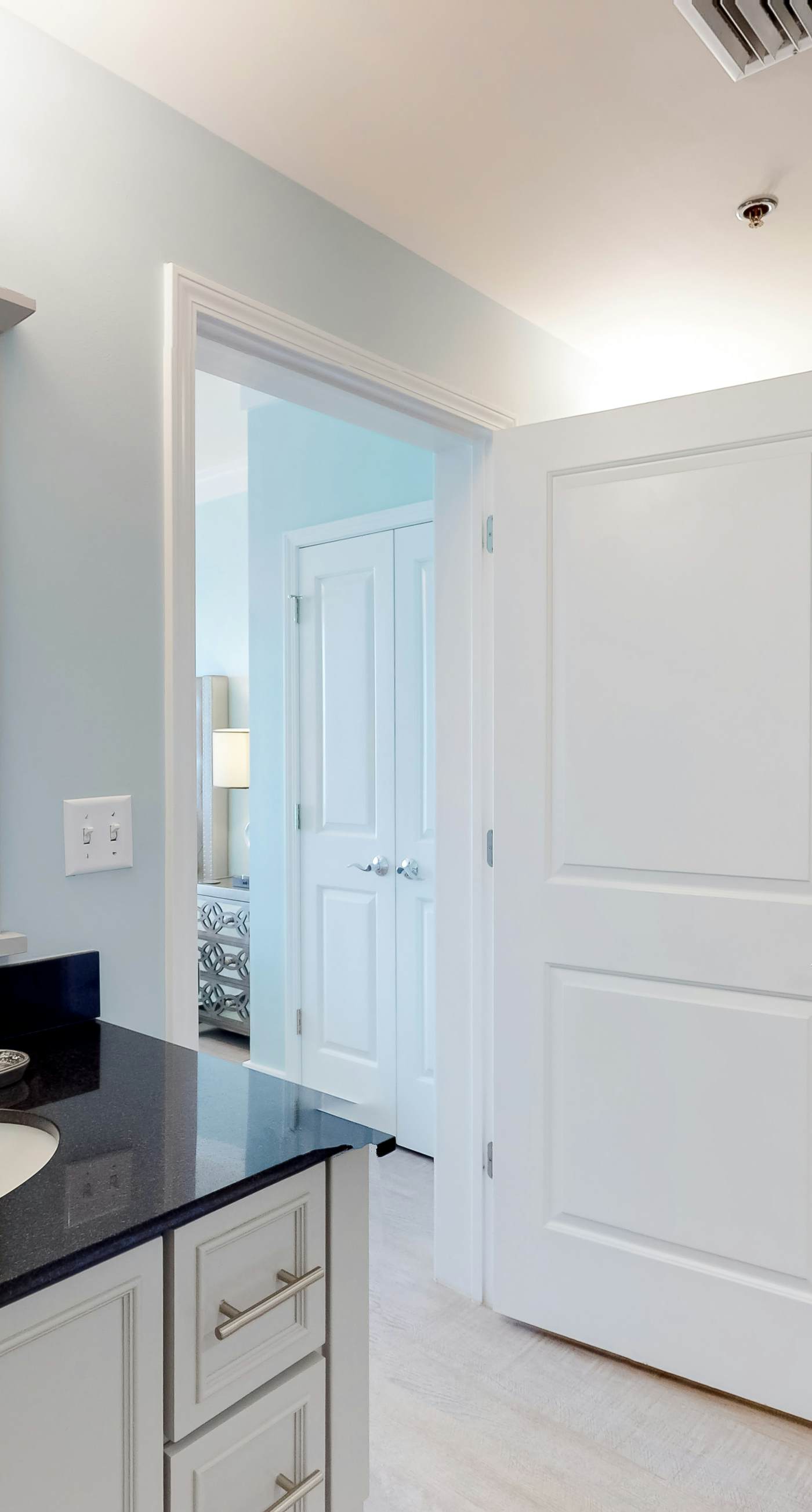 Beachfront condo with Gulf views, grill, balcony, outdoor pool, gym & hot tub