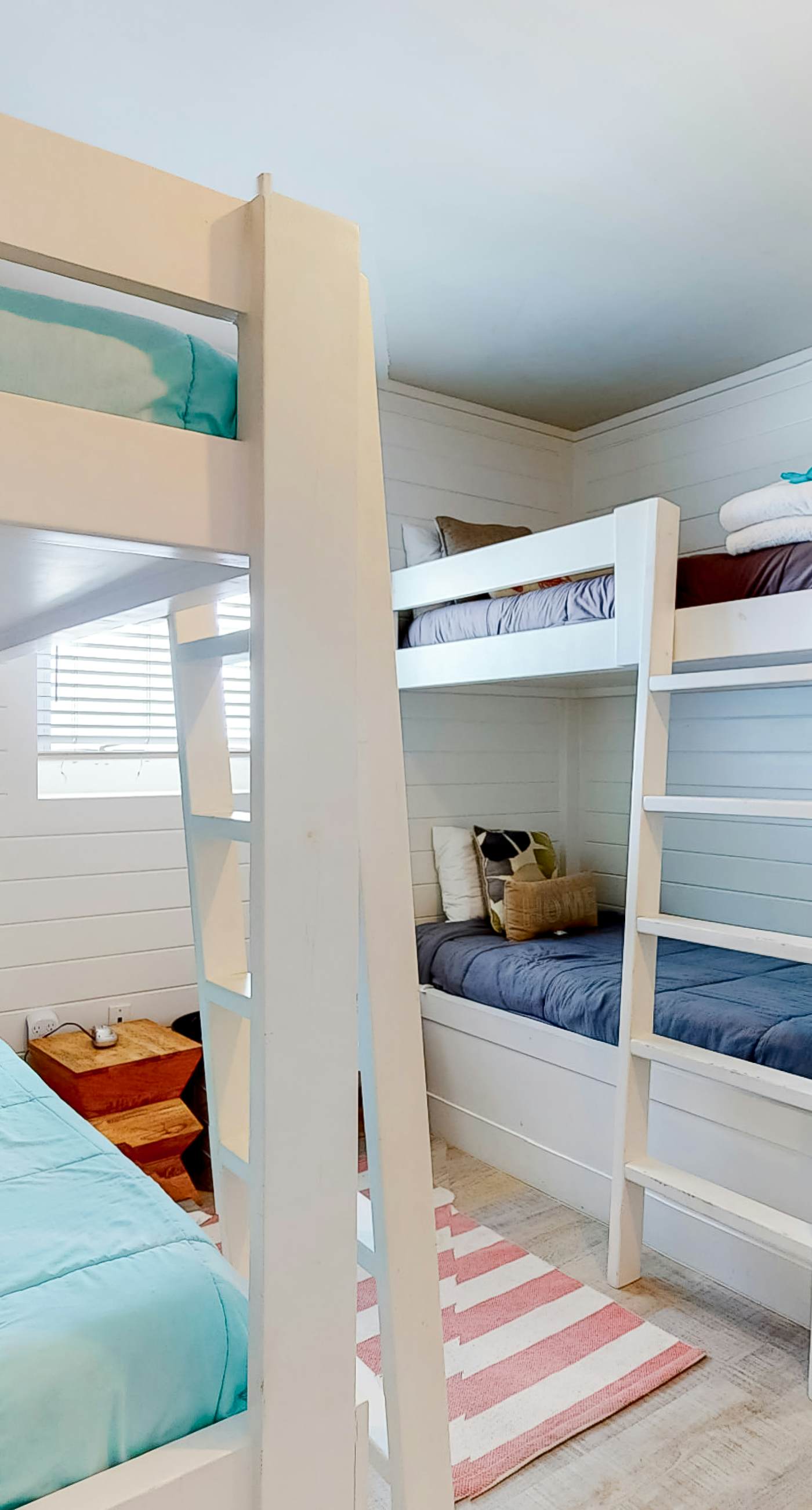 Beachfront condo with Gulf views, grill, balcony, outdoor pool, gym & hot tub