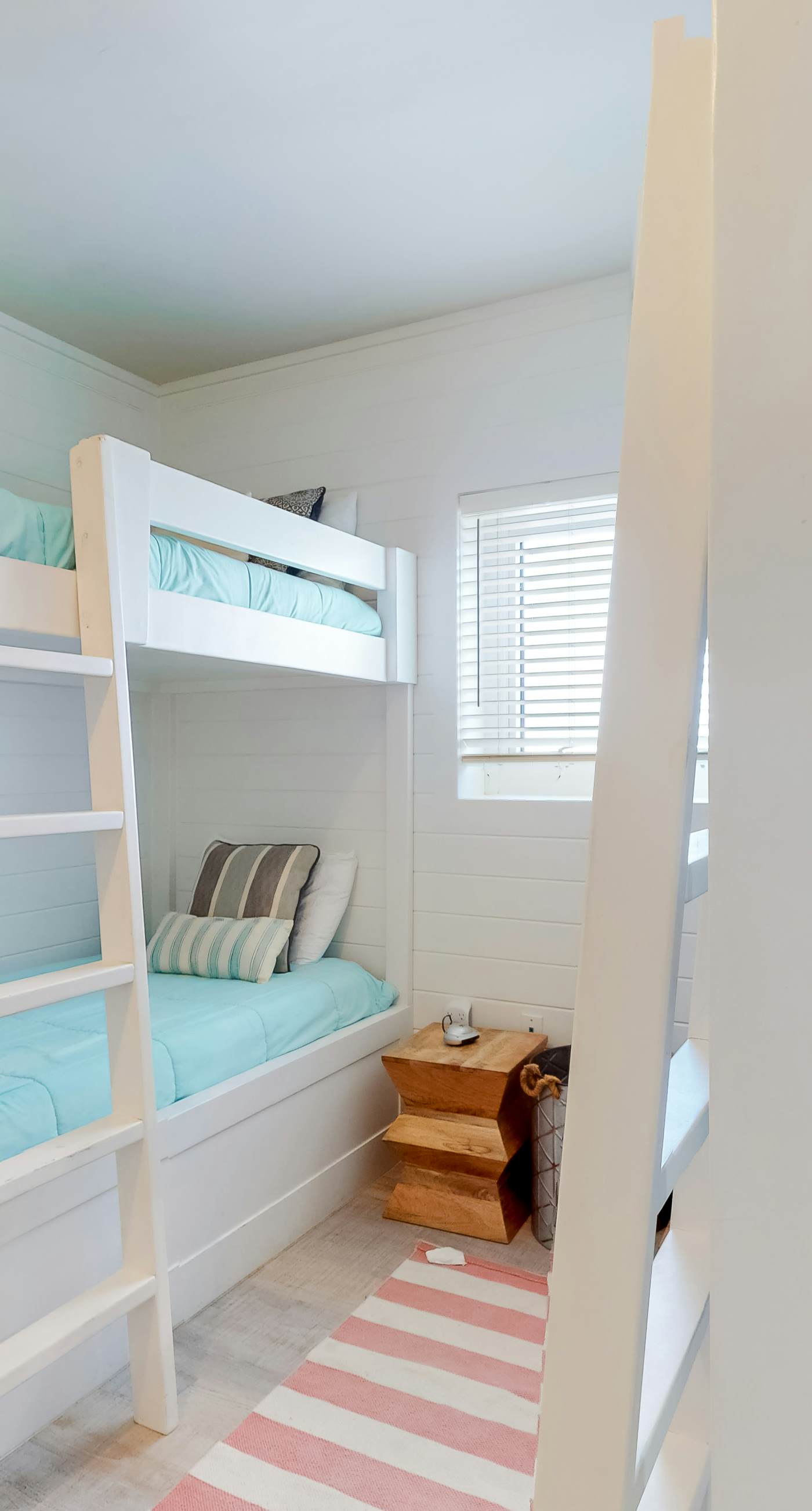 Beachfront condo with Gulf views, grill, balcony, outdoor pool, gym & hot tub