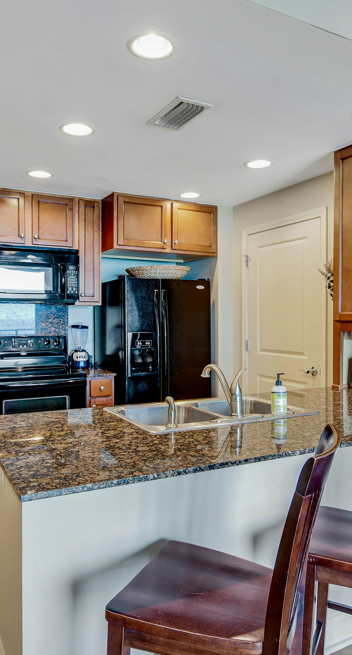 Beachfront condo with incredible views, pool, hot tub & fitness center