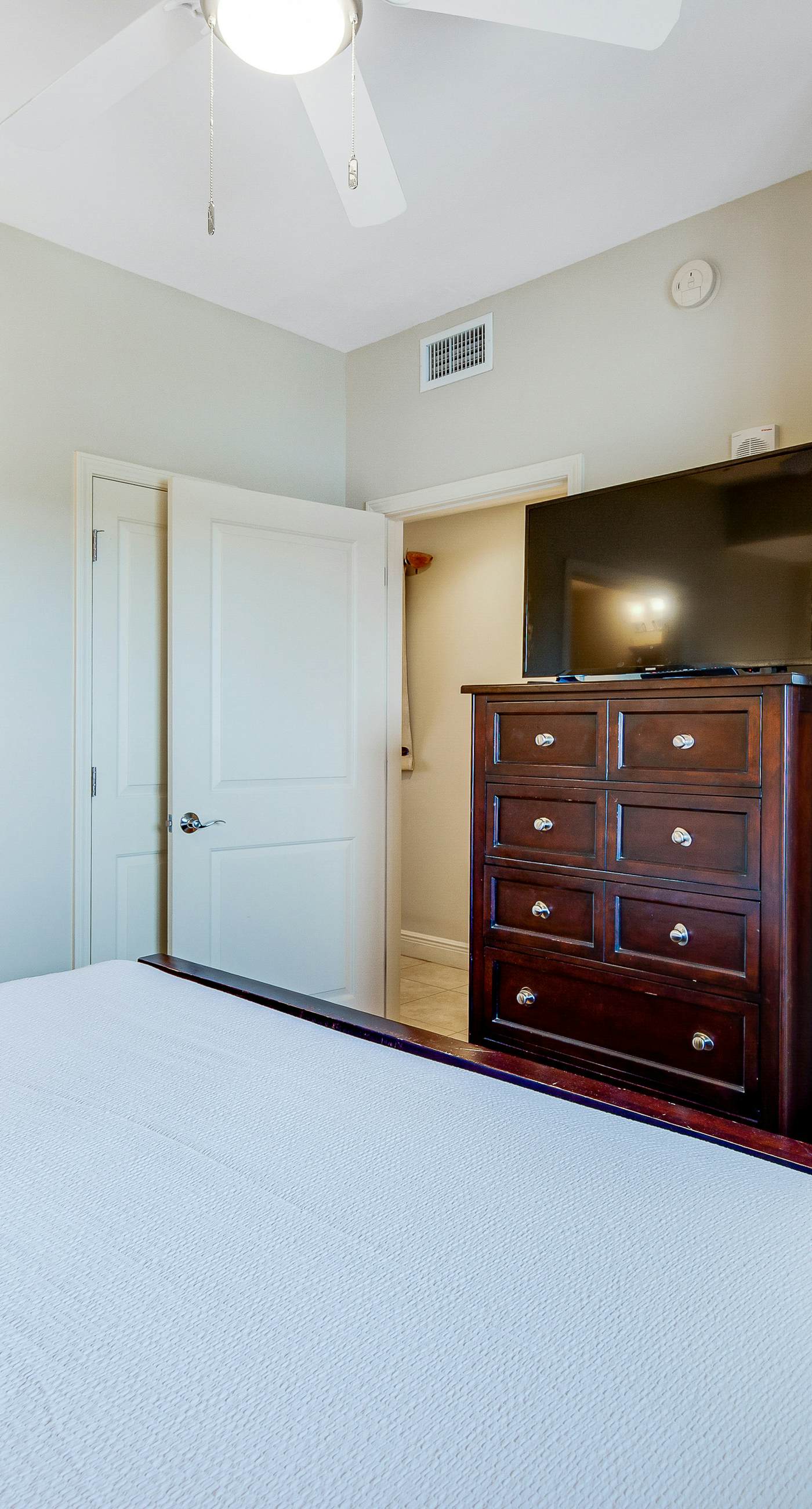 Beachfront condo with incredible views, pool, hot tub & fitness center