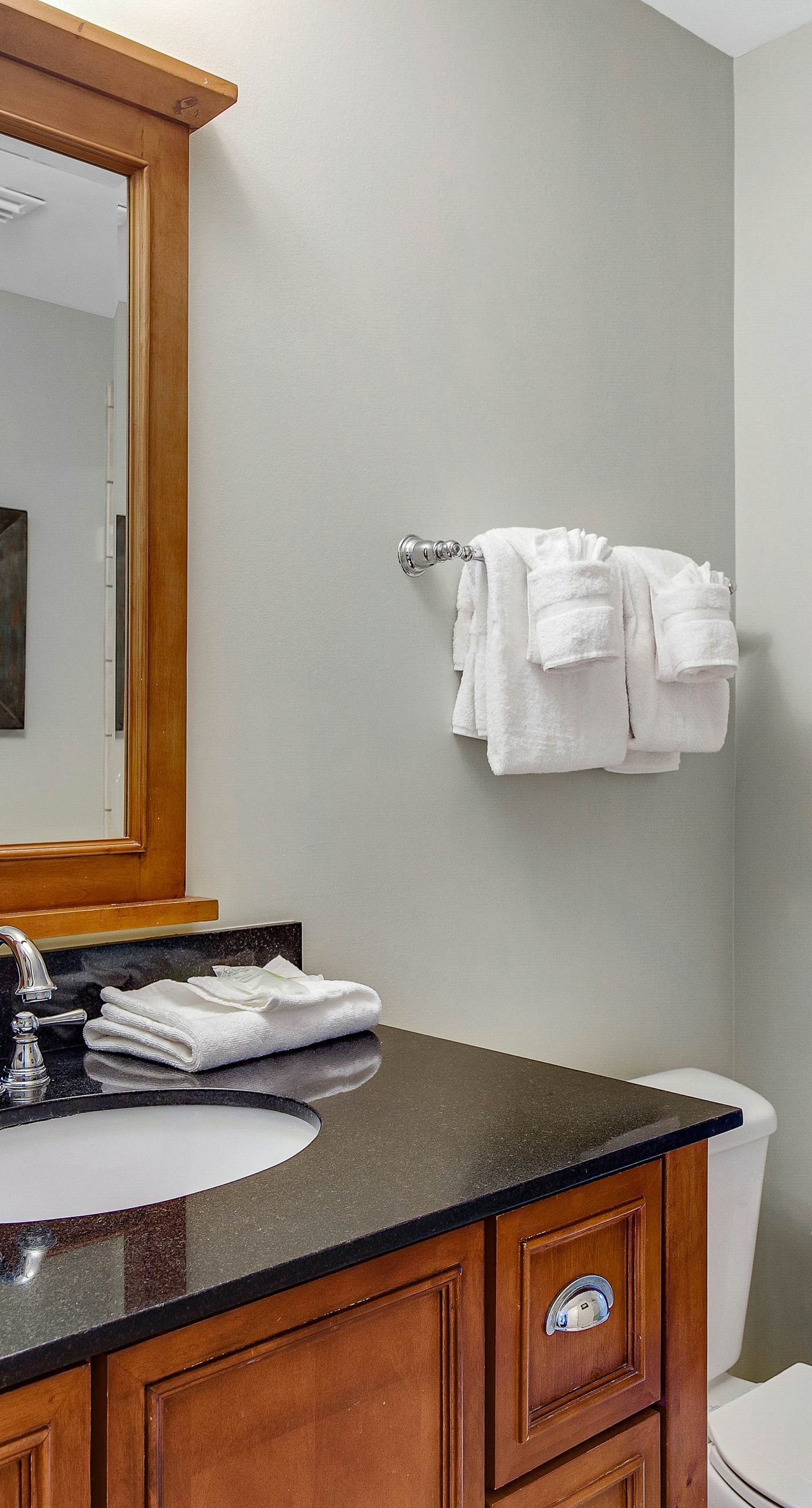 Beachfront condo with incredible views, pool, hot tub & fitness center