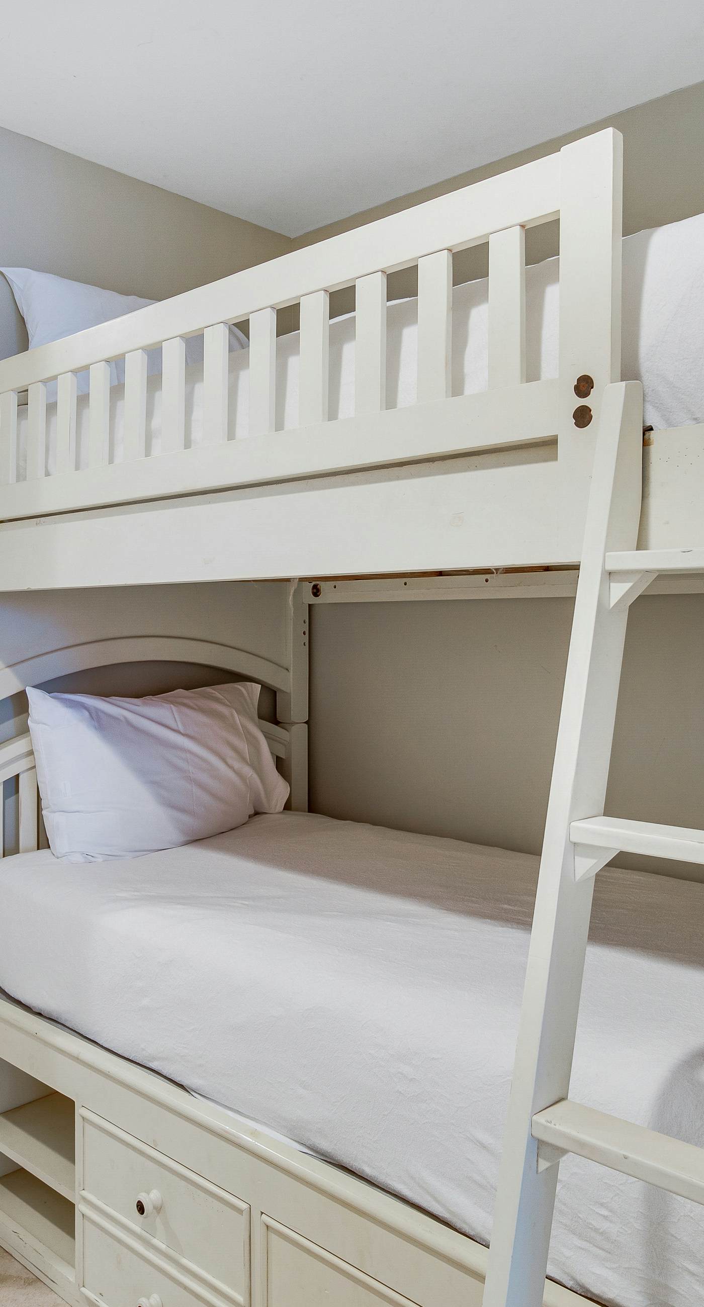 Beachfront condo with incredible views, pool, hot tub & fitness center