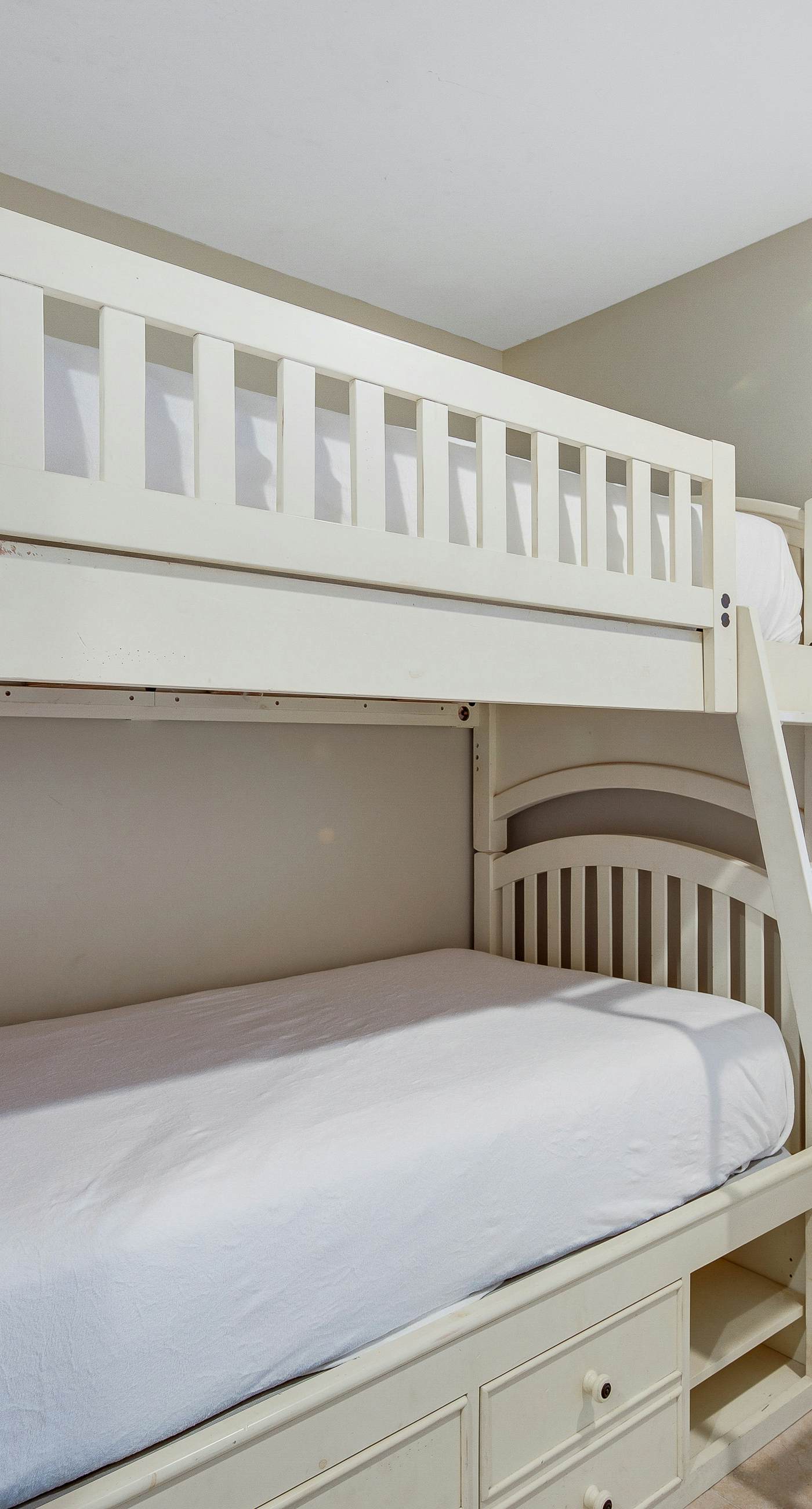 Beachfront condo with incredible views, pool, hot tub & fitness center