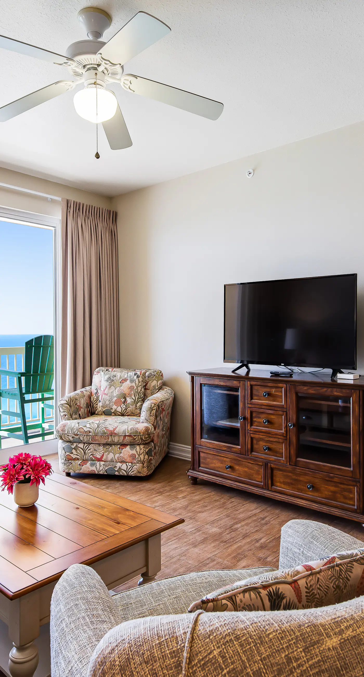 Renovated beachfront condo with balcony & pool