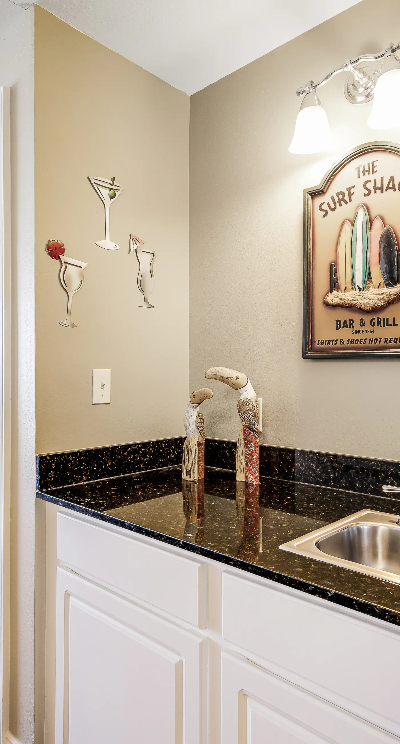 Renovated beachfront condo with balcony & pool