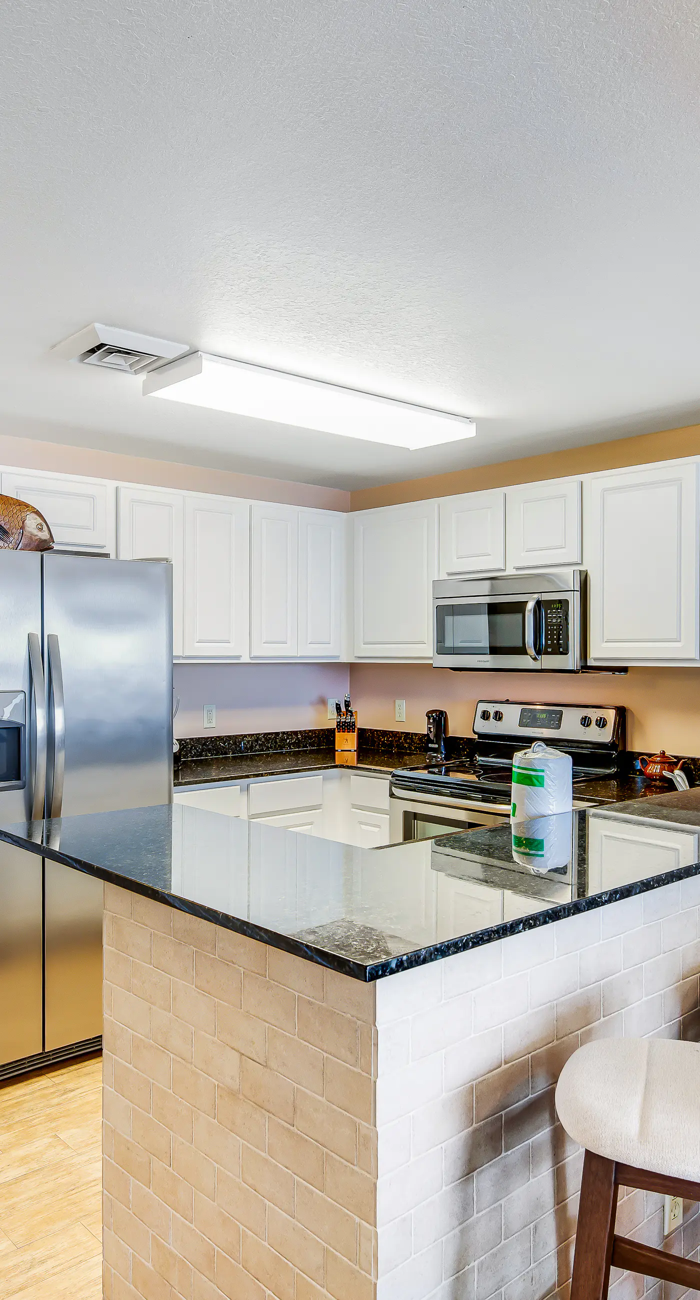 Renovated beachfront condo with balcony & pool
