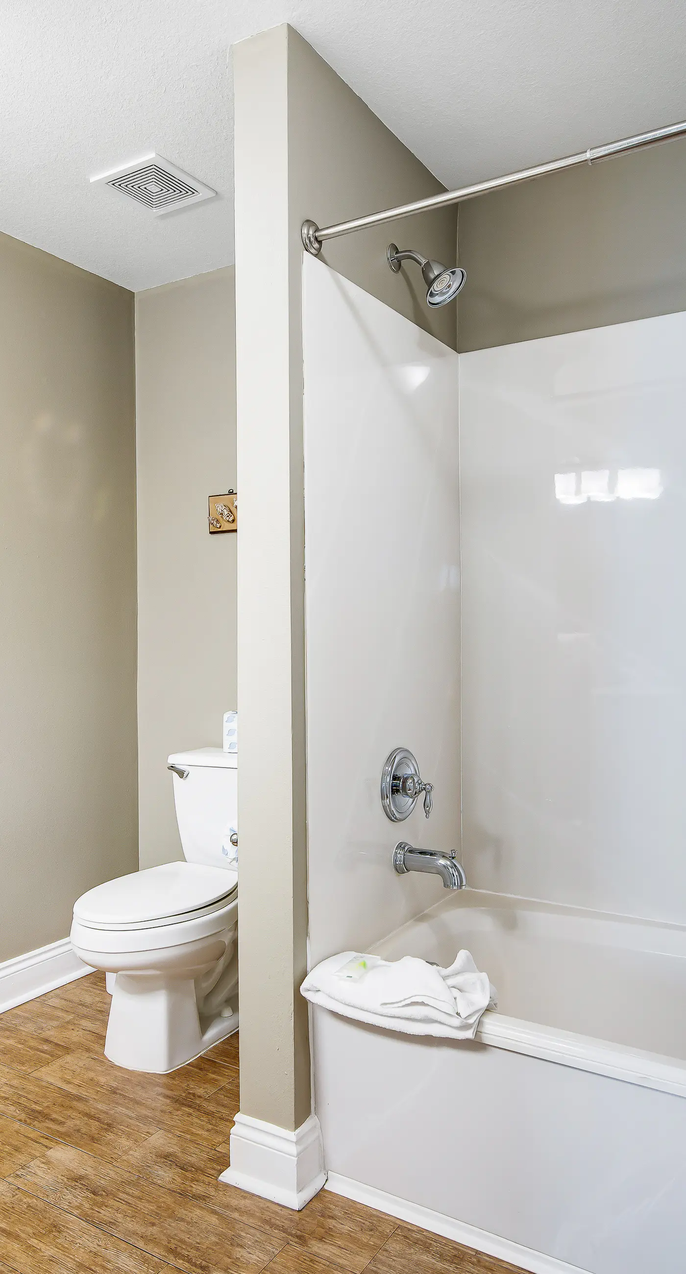 Renovated beachfront condo with balcony & pool