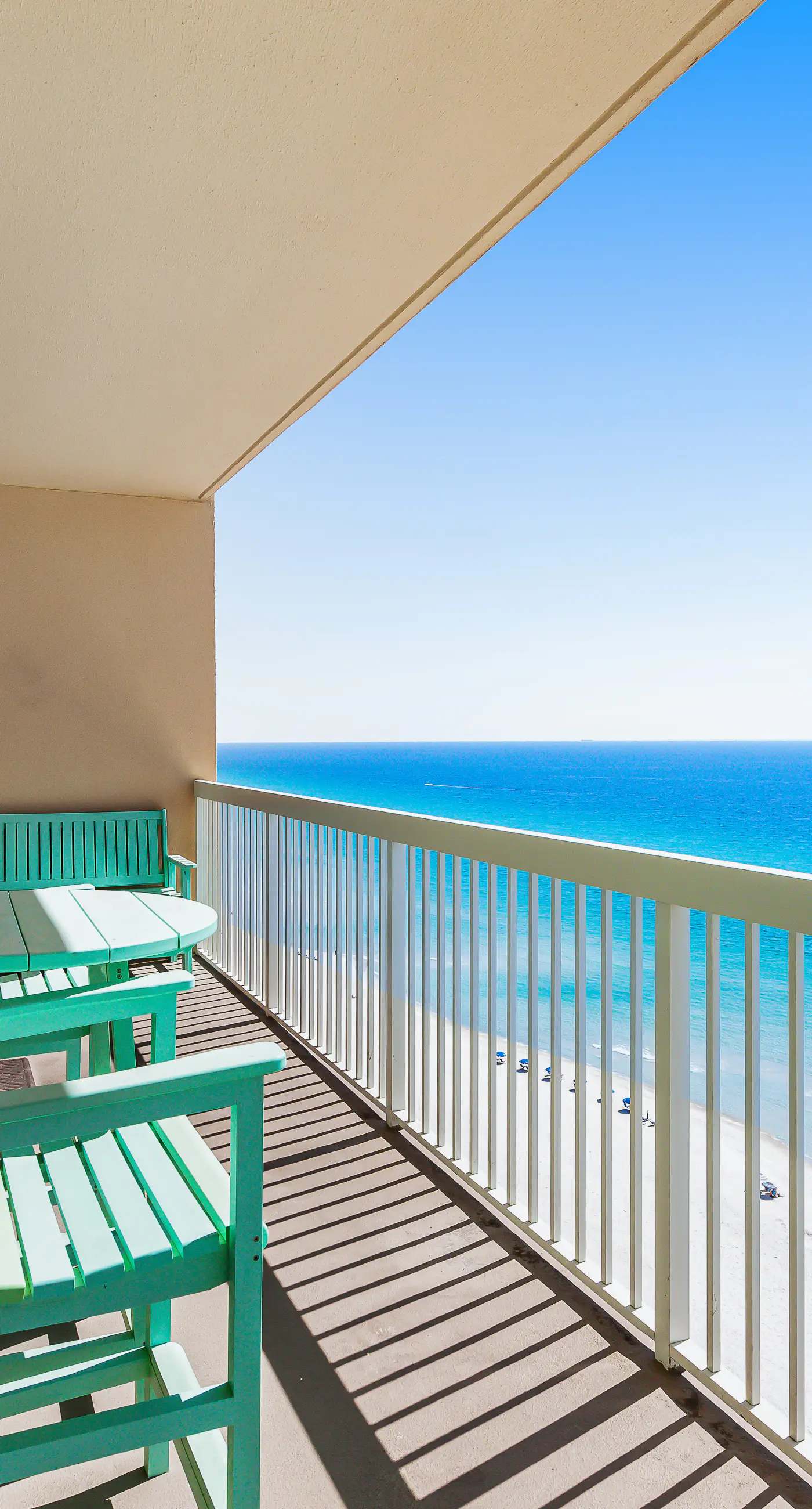 Renovated beachfront condo with balcony & pool