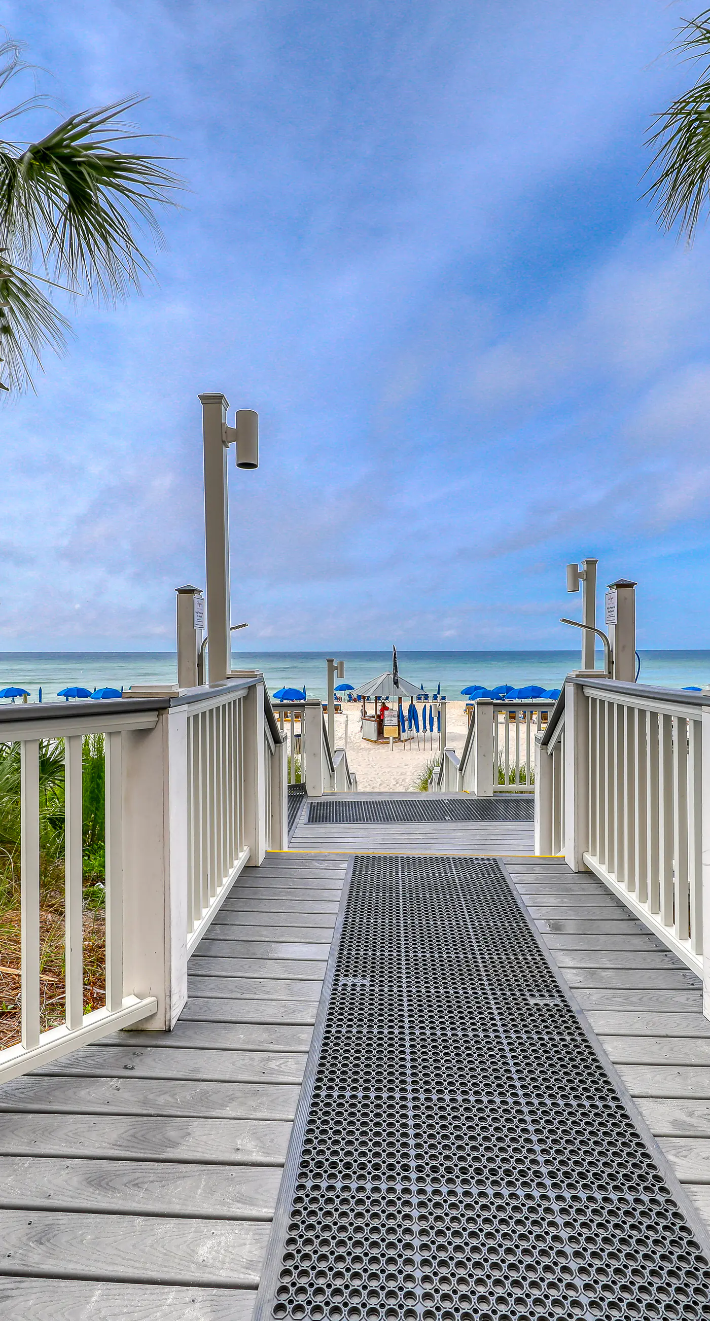 Renovated beachfront condo with balcony & pool