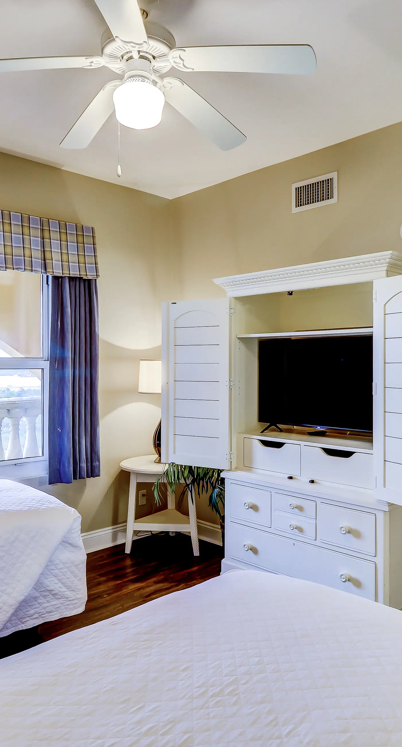 Homey Gulf-front condo with pools - walk to the beach & Pier Park