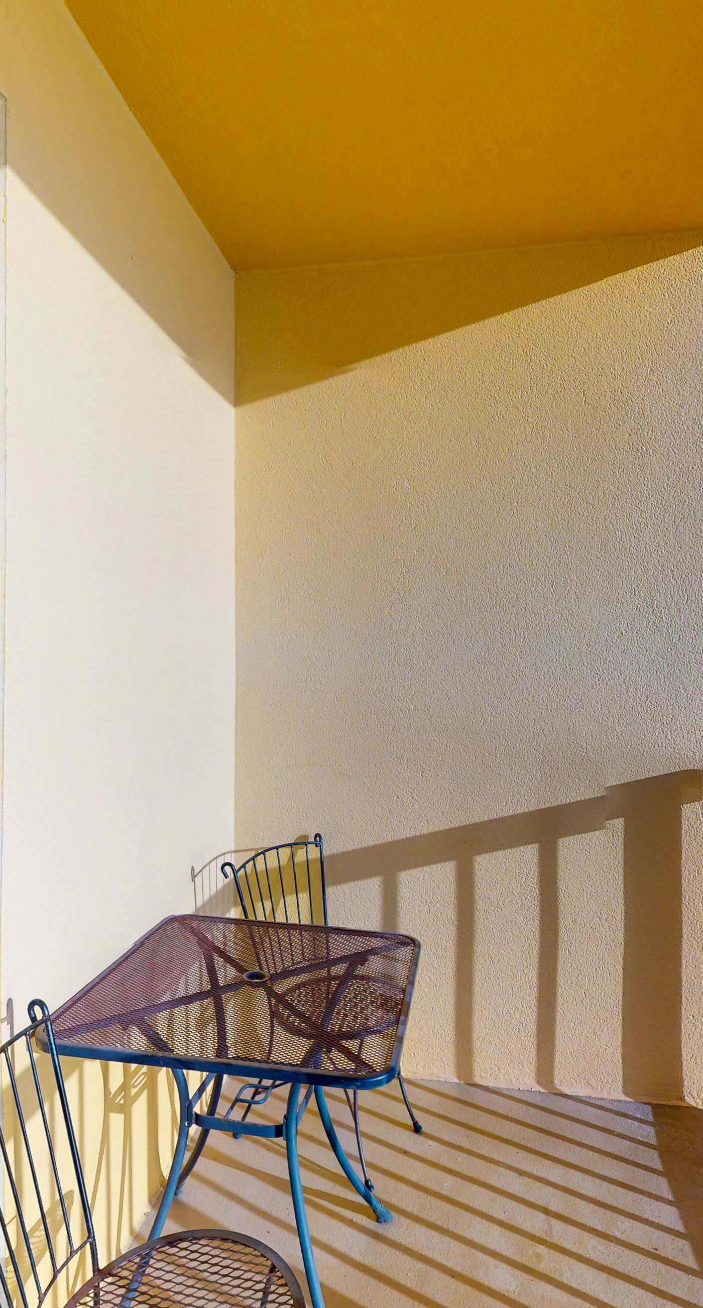 Lovely beachfront condo with Gulf views, pool & gym - steps to Pier Park