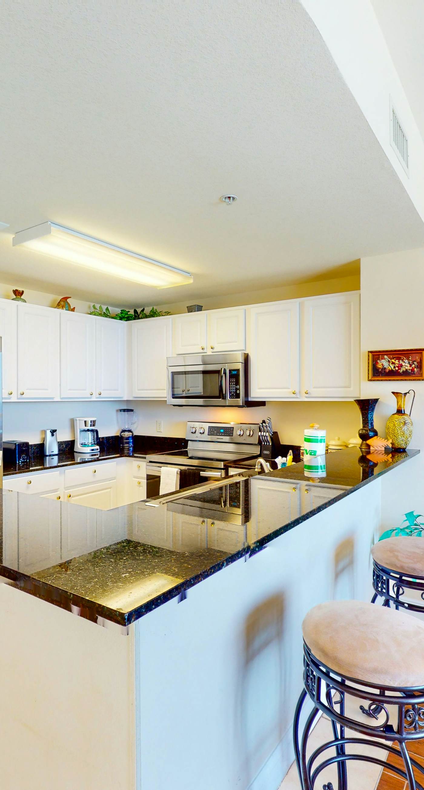 Lovely beachfront condo with Gulf views, pool & gym - steps to Pier Park